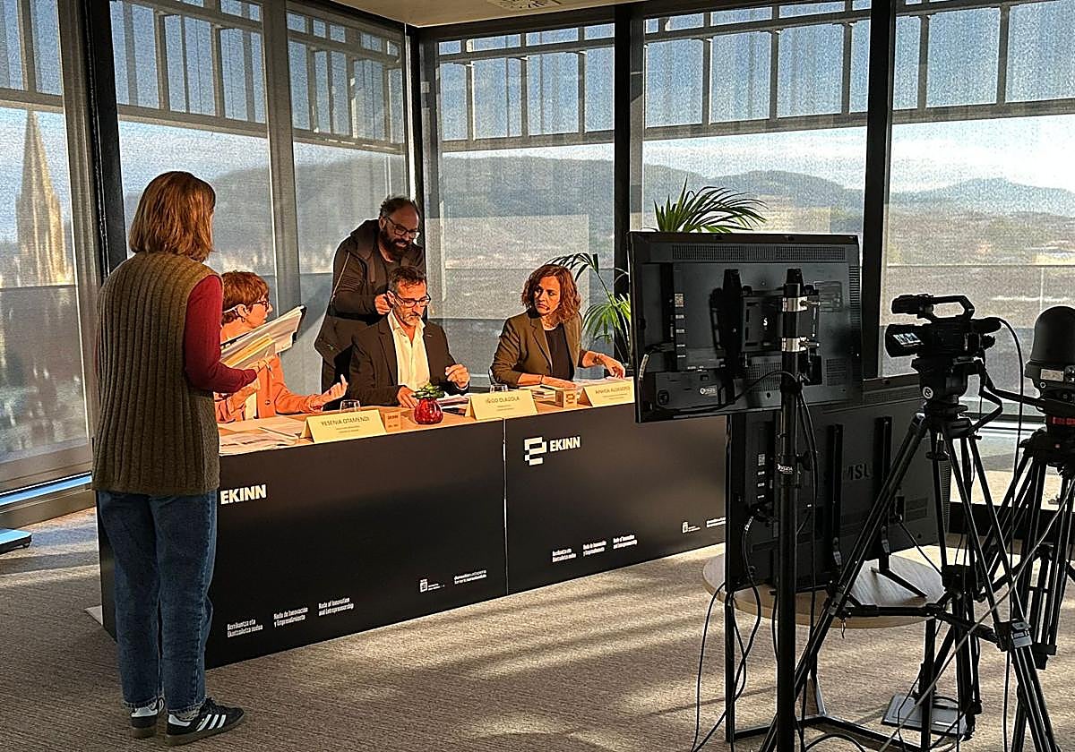 Los responsables de Fomento, Yesenia Otamendi, Iñigo Olaizola y Ainhoa Aldasoro, el 26 de septiembre antes de comenzar la defensa de la candidatura.