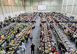 La gran familia de Gureak, con sus pañuelos de colores, ha disfrutado de una comida.
