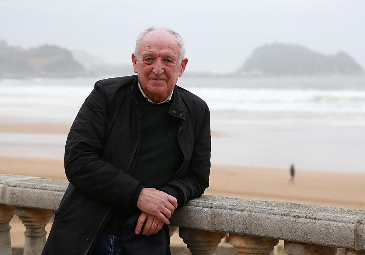 El escritor Anjel Lertxundi, en la playa de Zarautz.