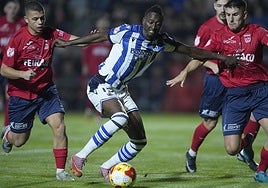 Sadiq trata de hacerse sitio rodeado de jugadores del Negreira en la primera ronda copera