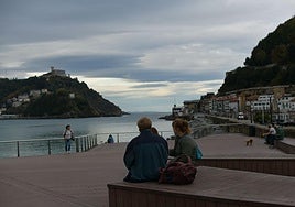 Una pareja disfruta de las vistas en una jornada de tiempo apacible.