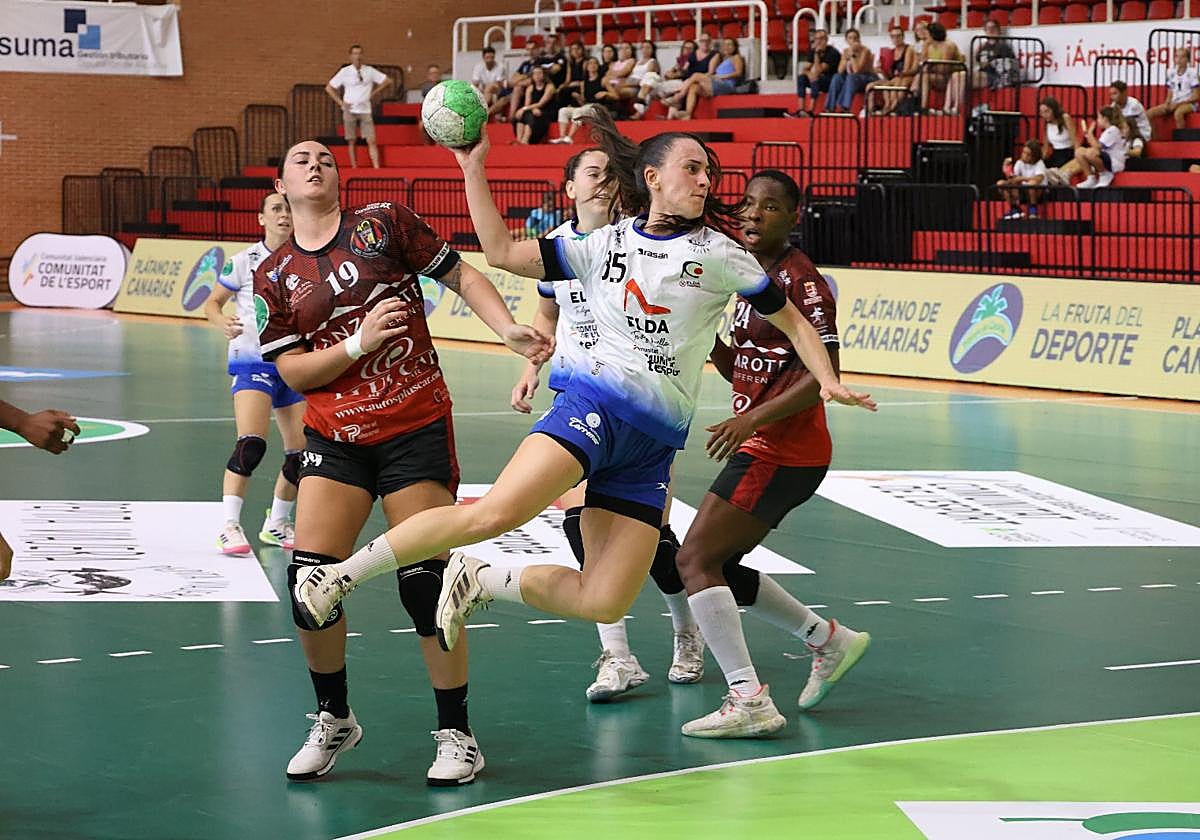 Maddi Bengoetxea arma el brazo para lanzar a portería con el Elda.