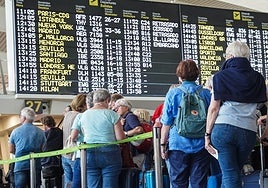 Imagen de archivo de decenas de pasajeros observando retrasos y cancelaciones en el aeropuerto de Bilbao.