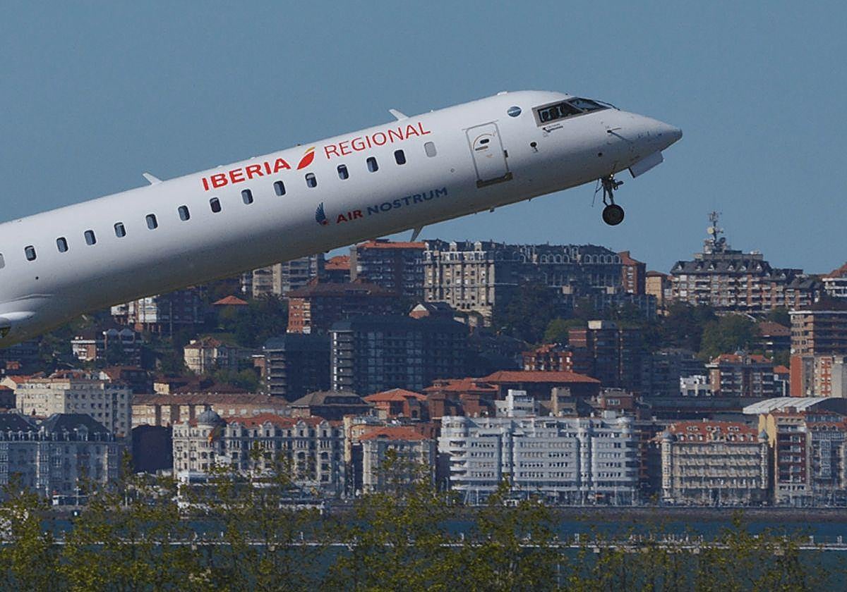 Imagen de archivo de un Air Bostrum CRJ-1000, avión que ha volado entre Pamplona y Bilbao este viernes.