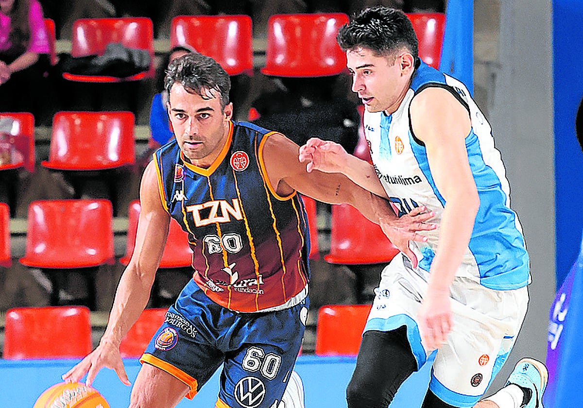 Ayoze Alonso sube el balón defendido por Nacho Varela.