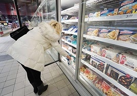 Una mujer, en un supermercado de Donostia.
