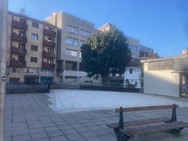 Denuncia Maider: «En esta plaza, situada entre el paseo Mikeletes y Escolta Real, retiraron hace ya meses un parque infantil que, a pesar de la antigüedad, era muy utilizado por los niños del barrio. Como el Ayuntamiento estaba entonces realizando una campaña de renovación de parques, los usuarios dedujimos que era el turno de este pero parece ser que se han olvidado de él. Vuelvan a acondicionar la zona por favor».
