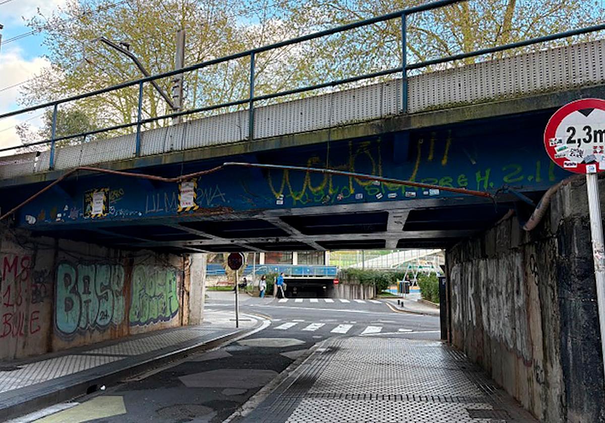 El puente del tren del apeadero de Gros «da miedo»