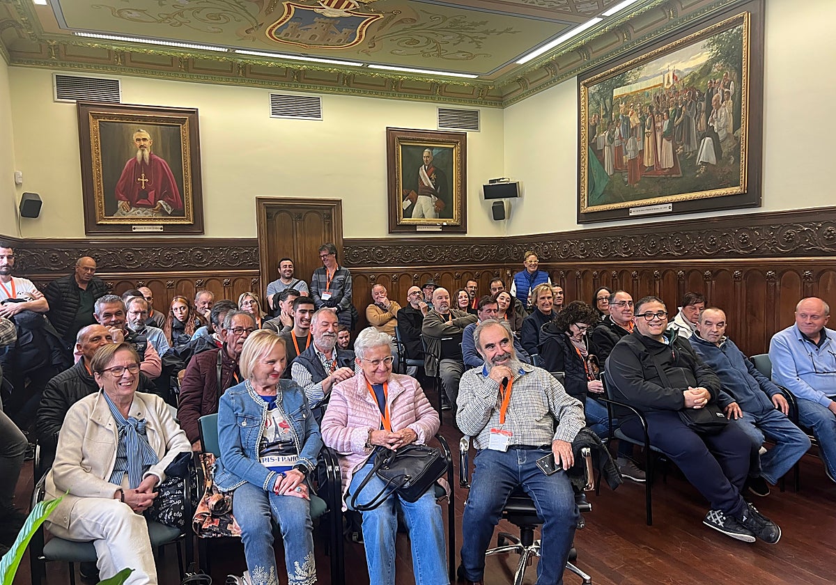 El salón de Plenos de Urretxu este viernes, repleto de expertos y coleccionistas participantes en la feria de fósiles y minerales que permanece abierta hasta el domingo en el frontón Ederrena.