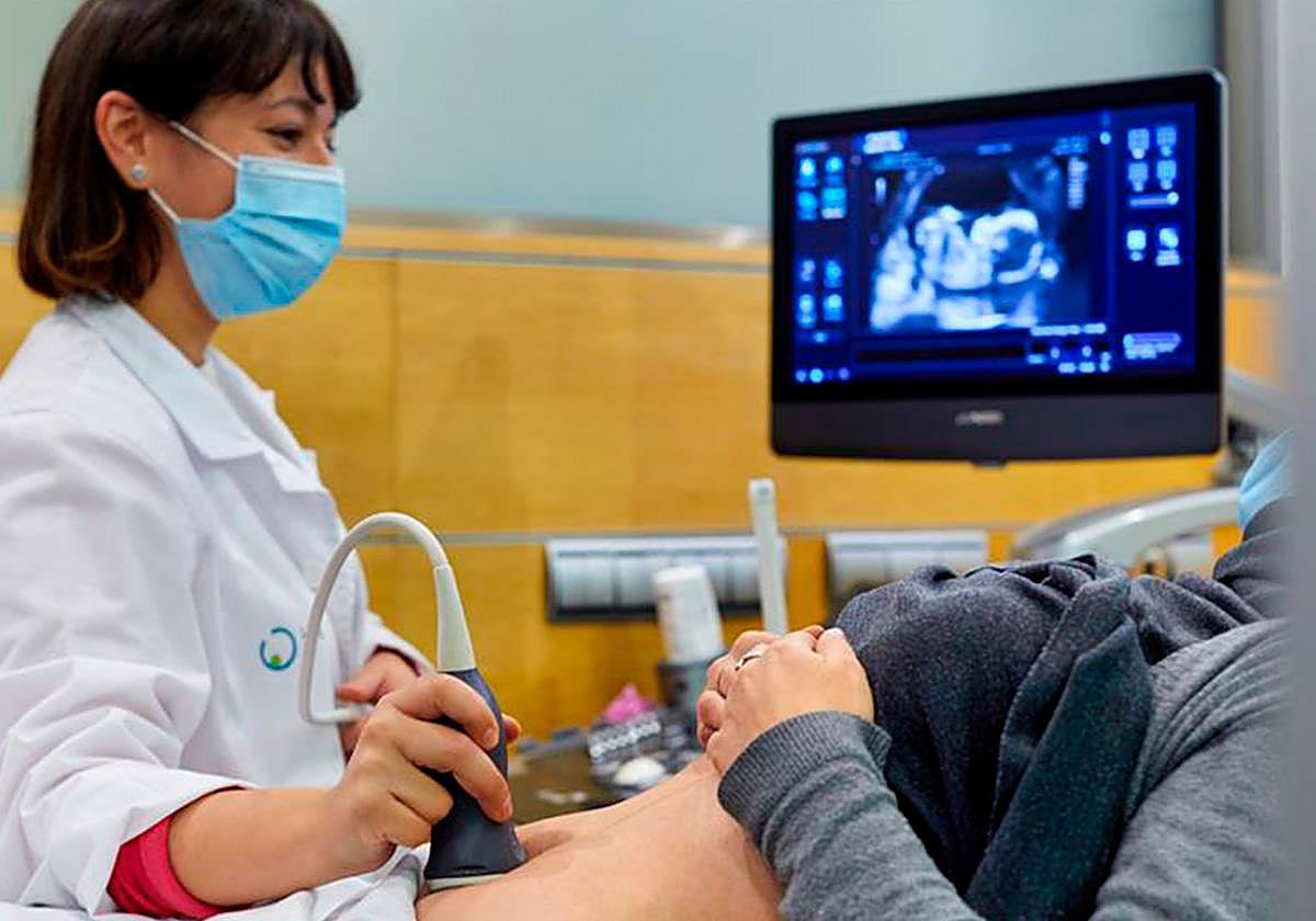 La doctora Elisa Pérez, en consulta