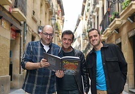 Iñaki Holgado ilustratzailea eta Etxeberria anaiak, gidoigileak, liburua eskuan dutela.