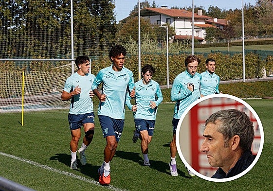 Selton, con botas naranjas, encabeza el grupo en un entrenamiento del primer equipo del Athletic con Yuri Berchiche, entre otros