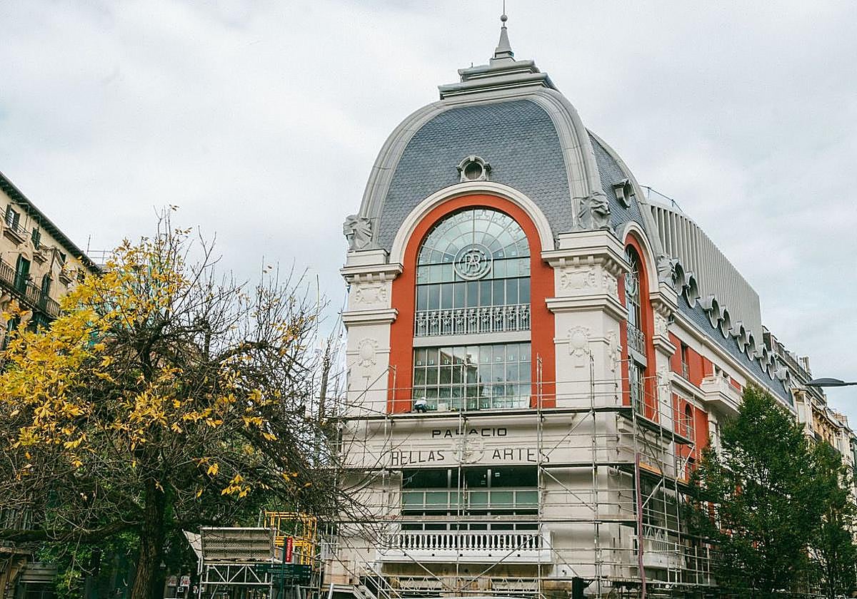 La empresa Sade terminó el viernes de descubrir la fachada de lo que será el nuevo Hotel Palacio Bellas Artes, cuya actividad se iniciará el año que viene. Tras tres años dedicados a la rehabilitación del emblemático edificio, diseñado en 1914 por el arquitecto Ramón Cortázar, se puede apreciar la cúpula y las fachadas recuperadas, sin la lona y los andamios que hasta ahora preservaban los trabajos de reforma.