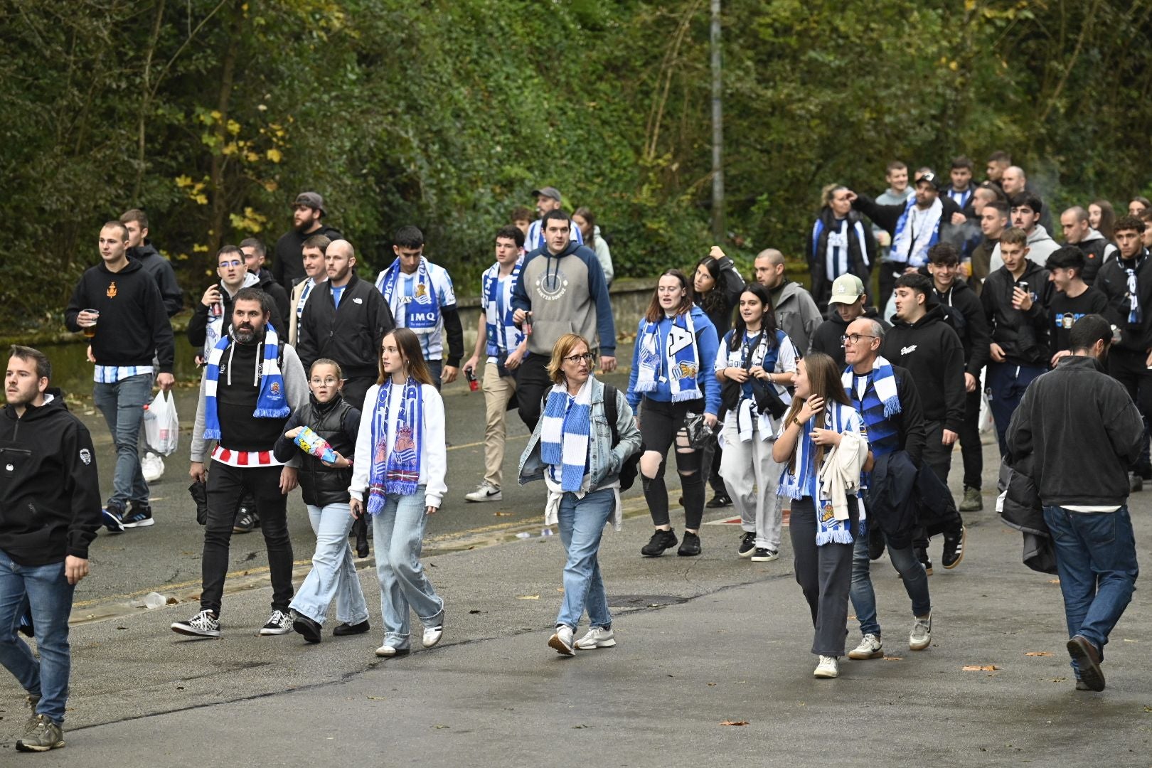Gran ambiente previo al derbi en Donostia
