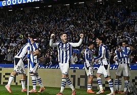 Los realistas celebran uno de sus tres goles, en Anoeta.