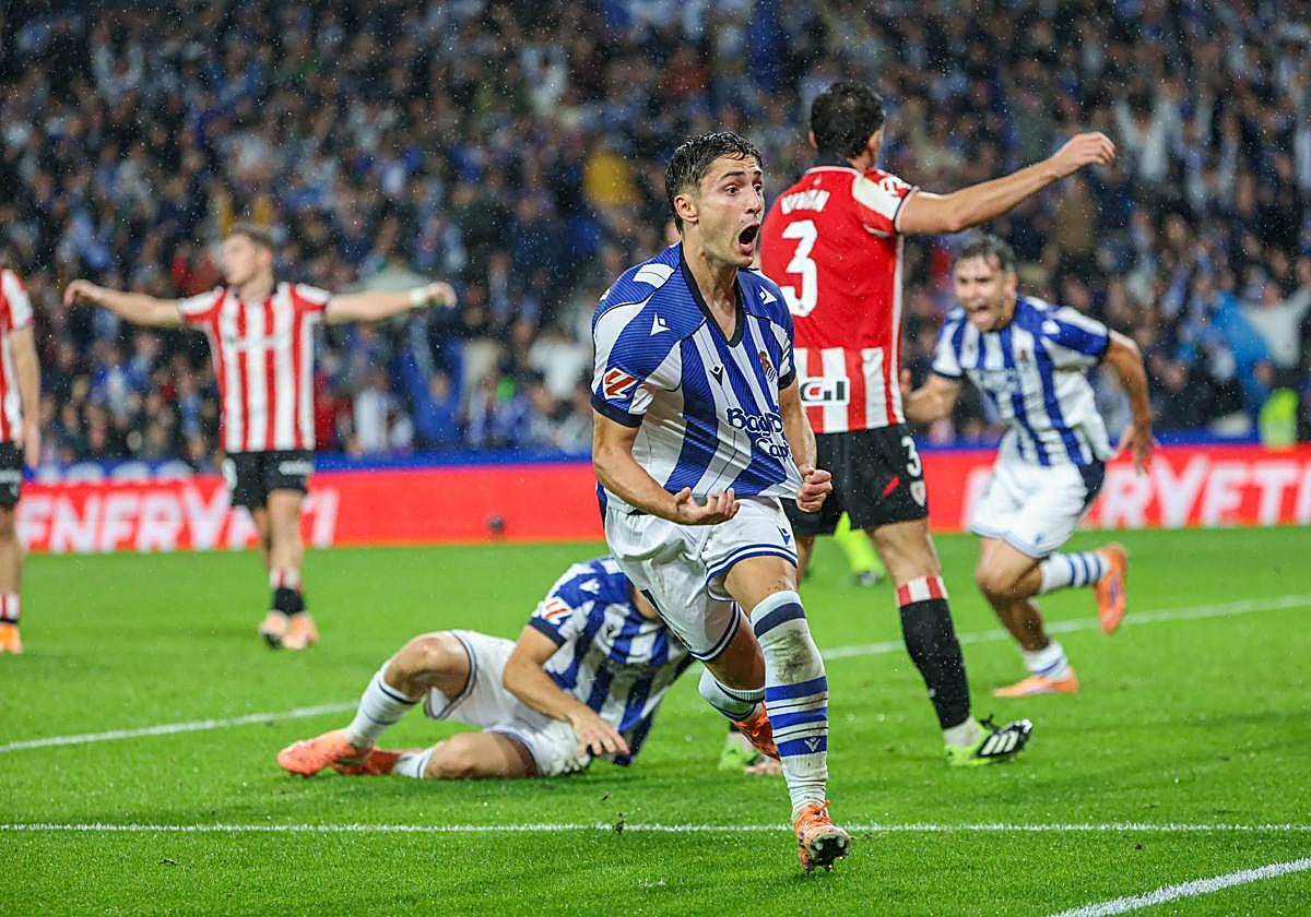 Jon Gorrotxategi celebra el gol de la victoria con la mirada puesta en la grada de Anoeta.
