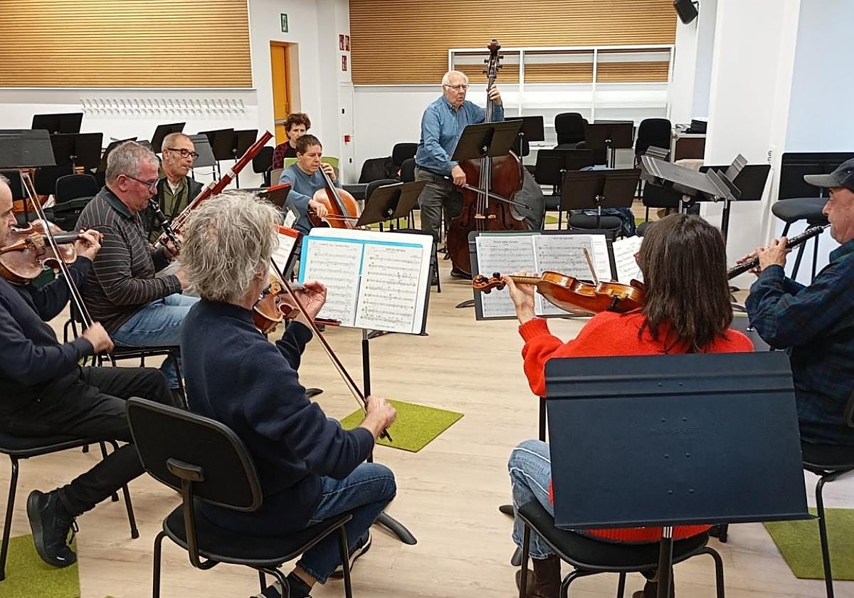 Los músicos durante un ensayo dominical en la escuela de música.