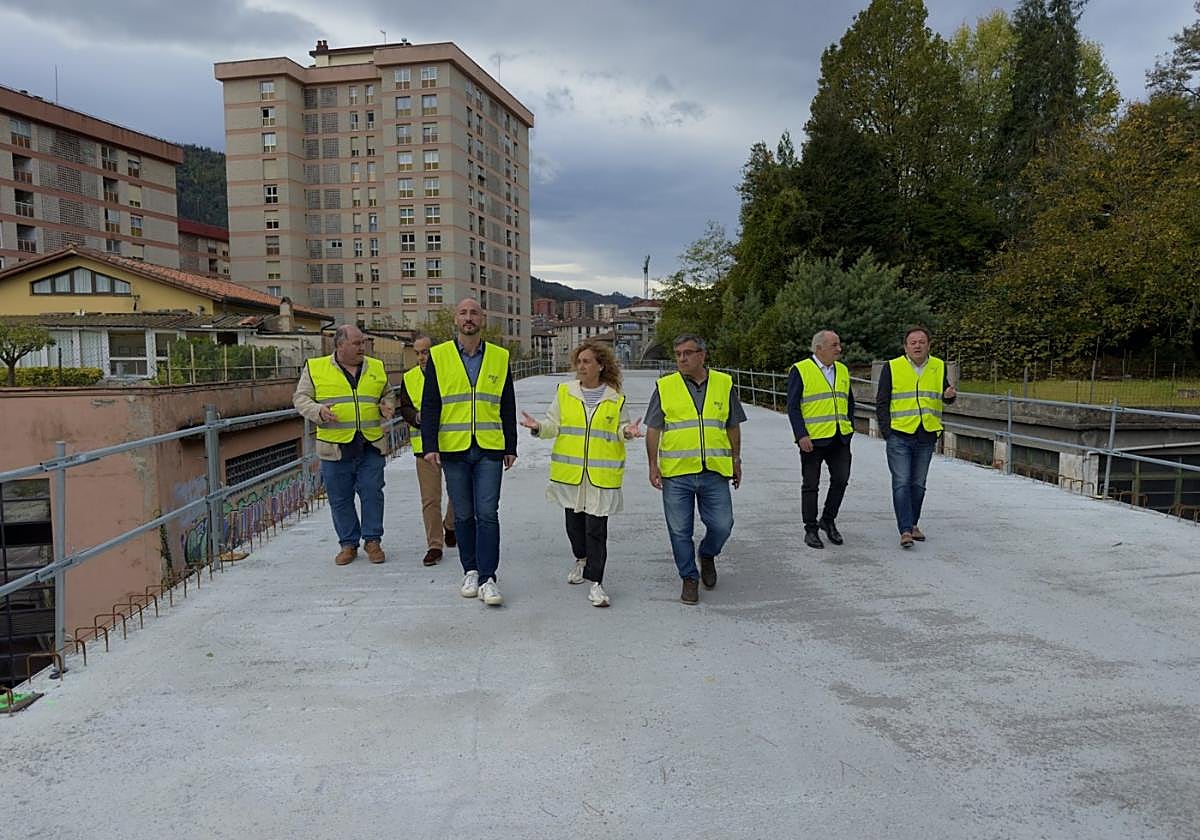 Autoridades del Gobierno Vasco, Ayuntamiento, ETS y la empresa constructora en el paseo.