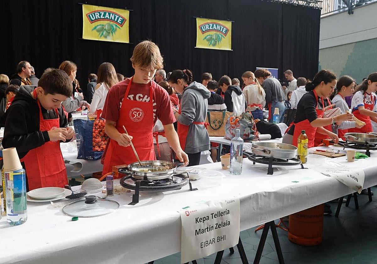 El concurso de bacalao convertirá Errebal Plazia en una pequeña aula de cocina al aire libre.