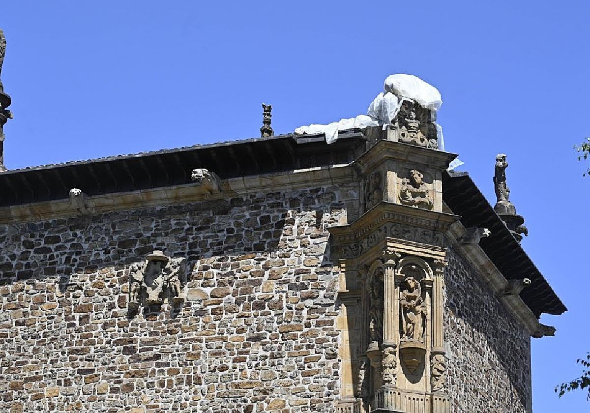 La necesidad de intervención se vio agravada en julio por la caída de un rayo que destruyó una de las esculturas y causó diversos daños.