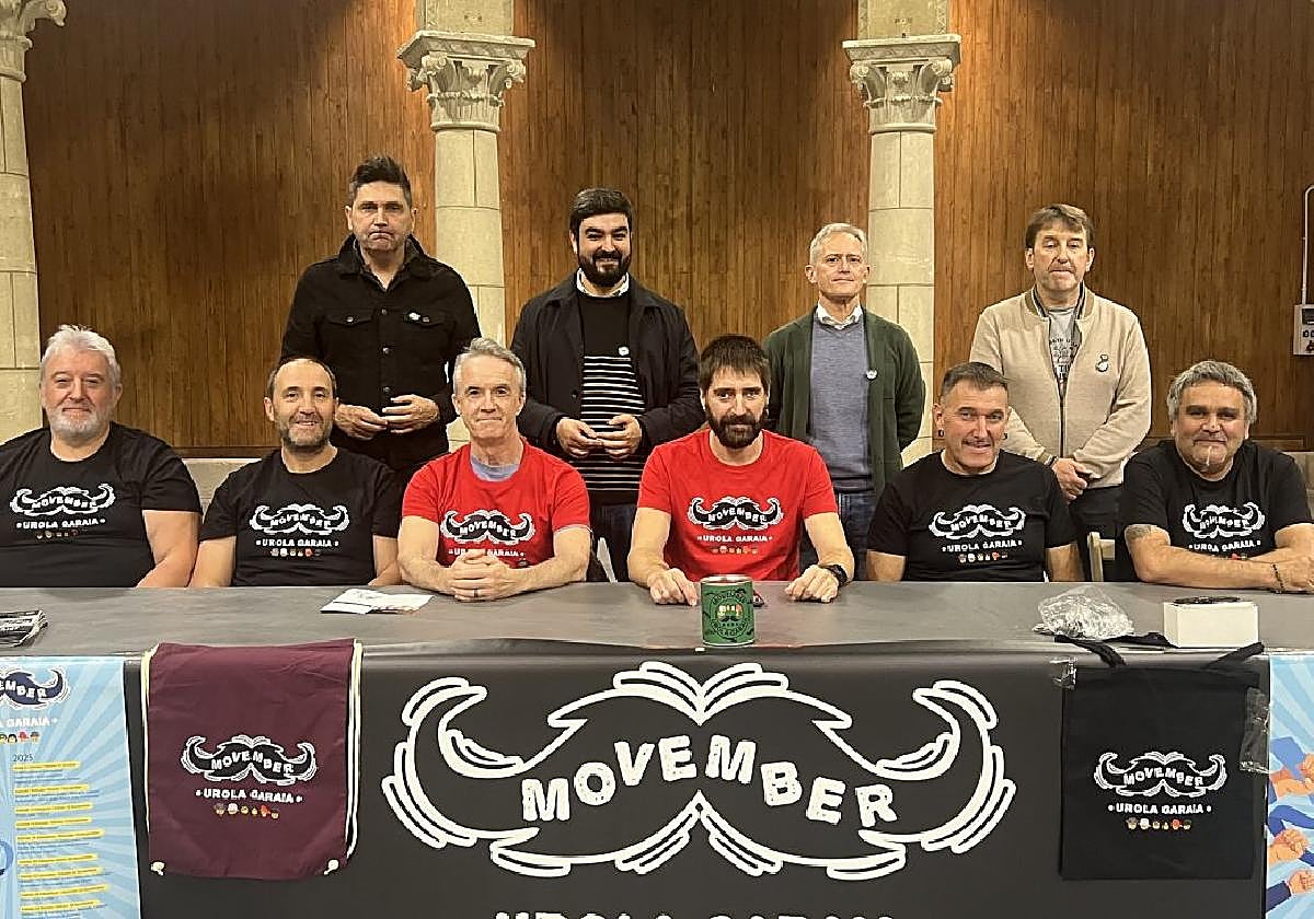 Presentación comarcal de los actos. Los componentes de Movember junto a los cuatro regidores.