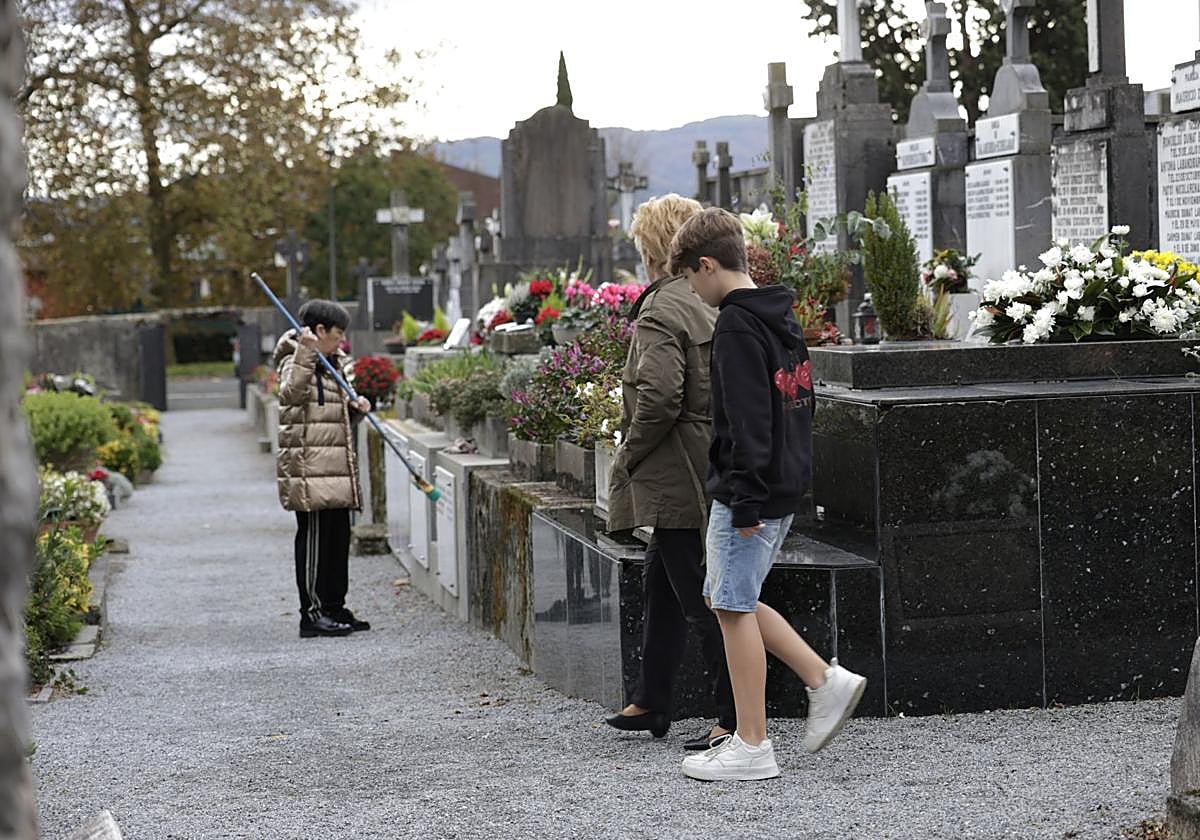 Los guipuzcoanos se acercan a los cementerios