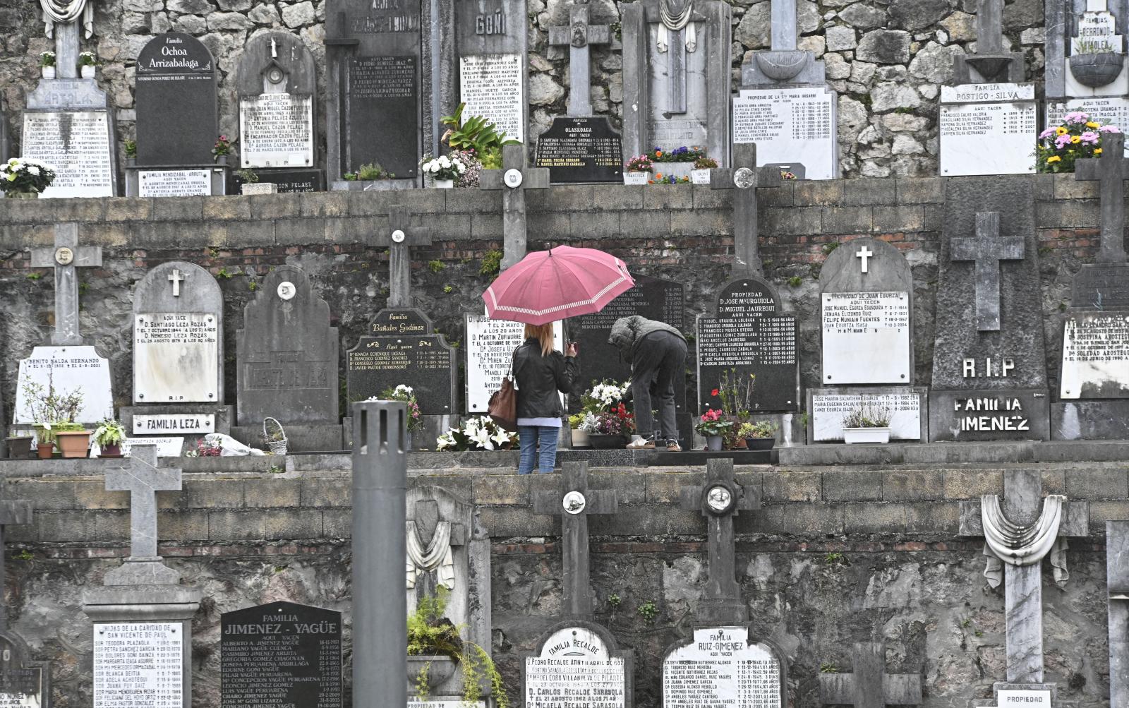 Los guipuzcoanos se acercan a los cementerios