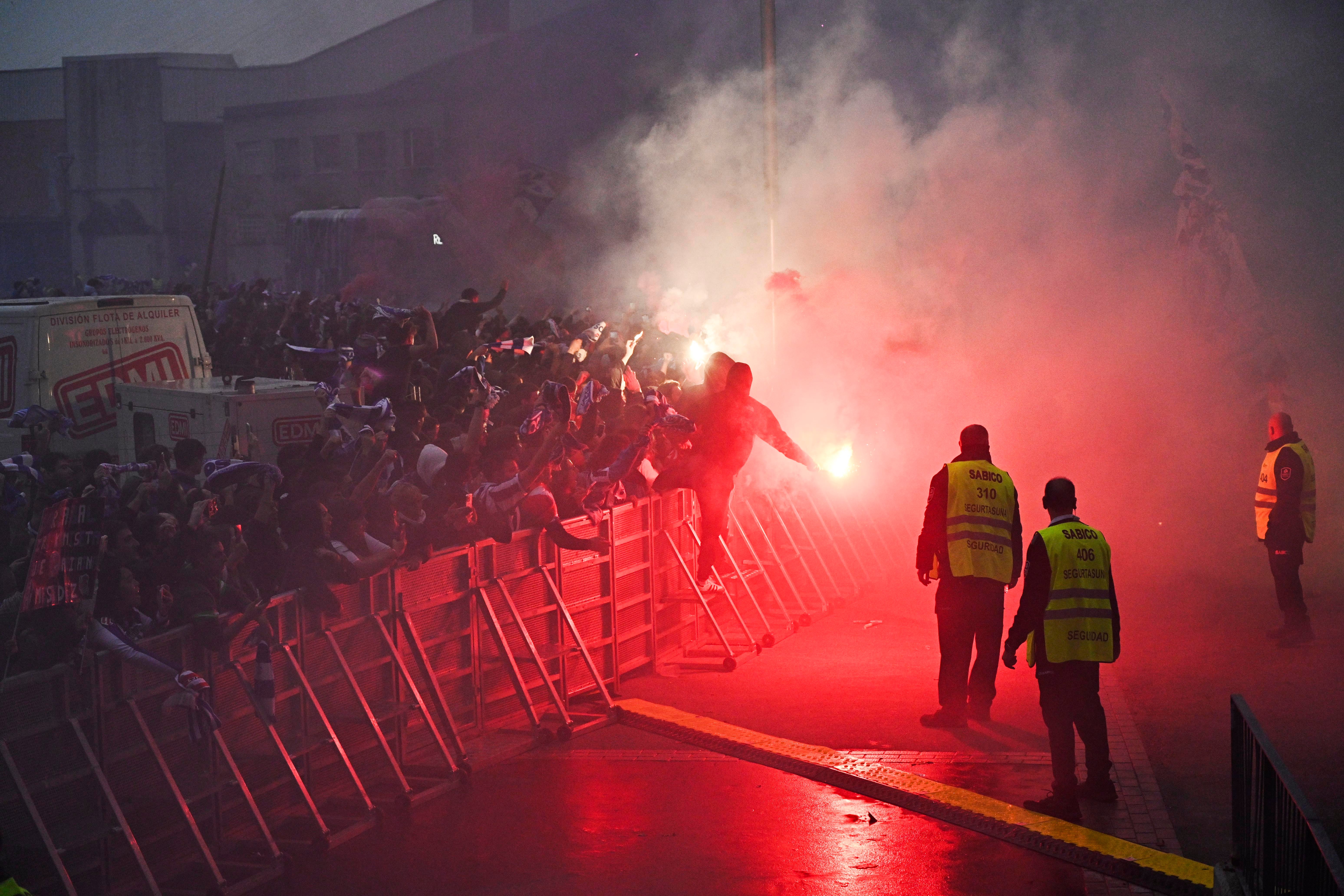 Colorido txuri-urdin en el recibimiento a los jugadores de la Real Sociedad