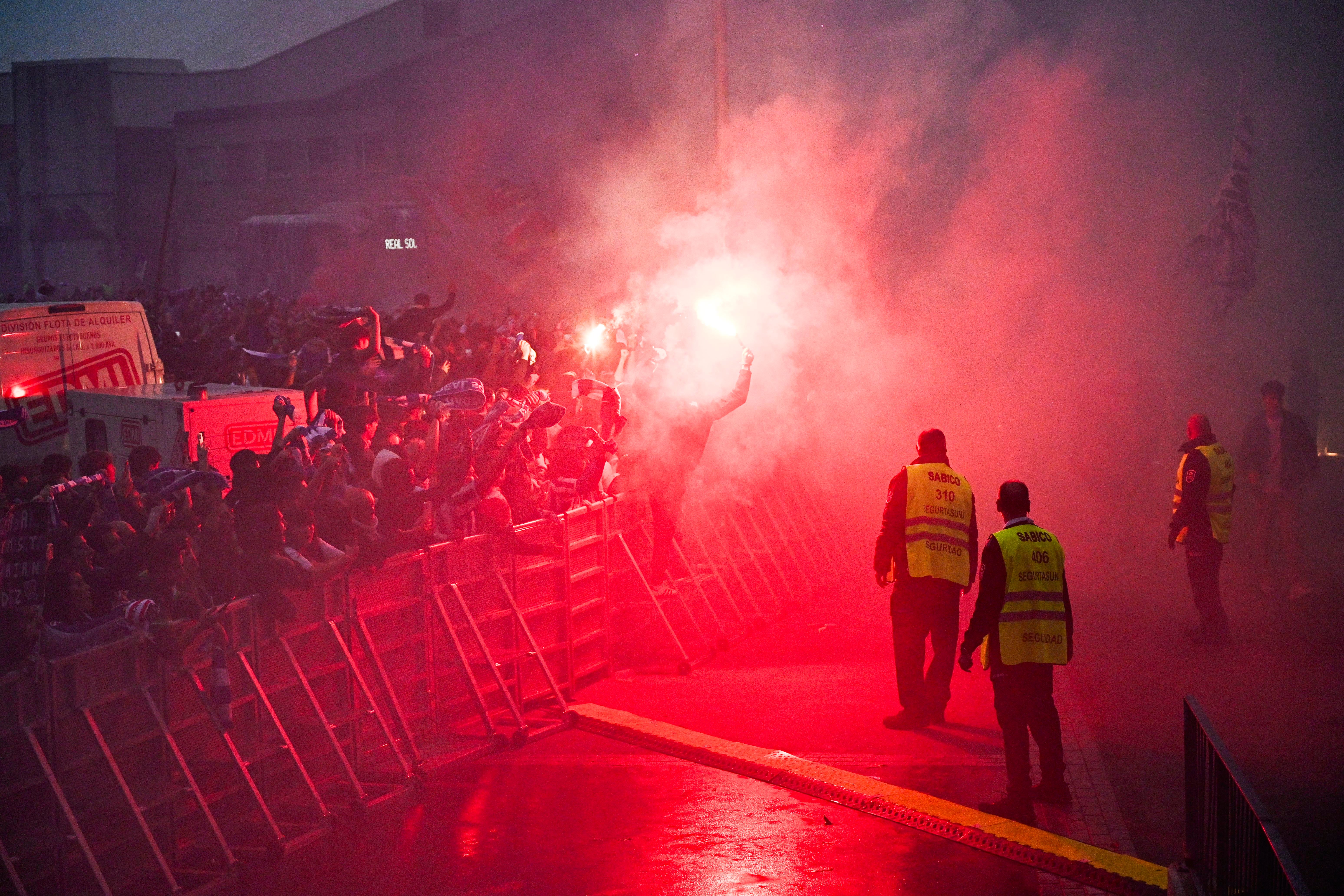 Colorido txuri-urdin en el recibimiento a los jugadores de la Real Sociedad