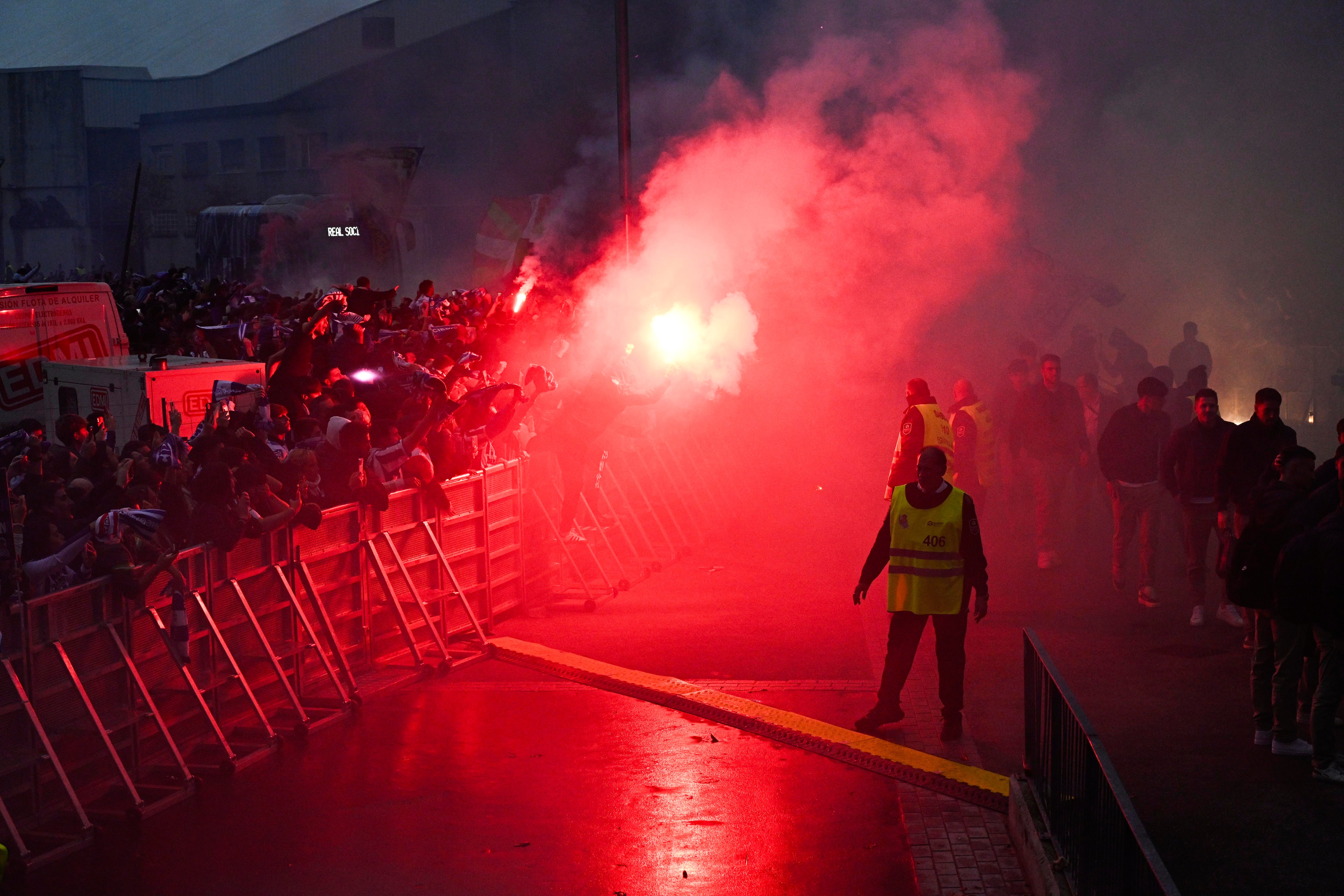 Colorido txuri-urdin en el recibimiento a los jugadores de la Real Sociedad