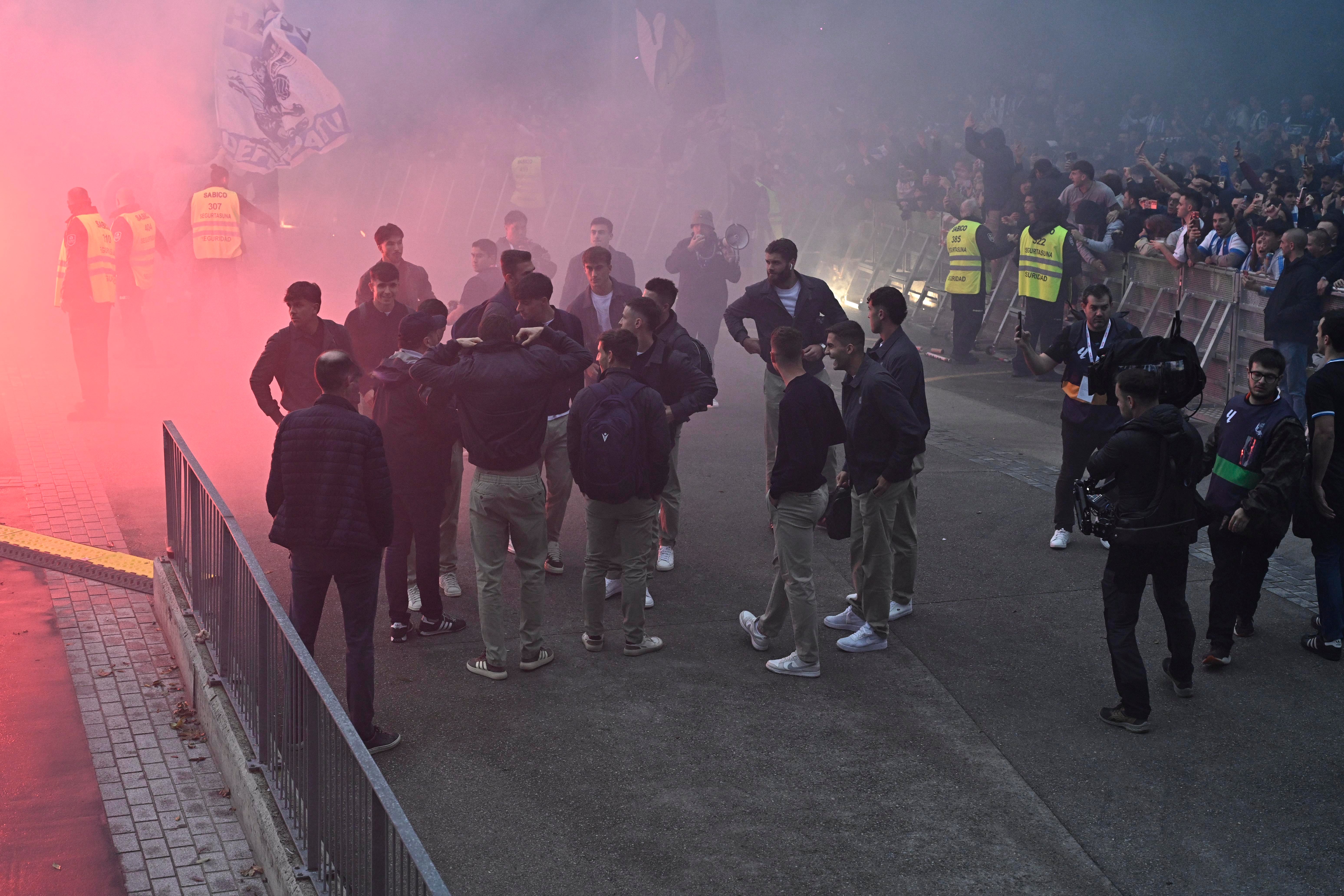 Colorido txuri-urdin en el recibimiento a los jugadores de la Real Sociedad