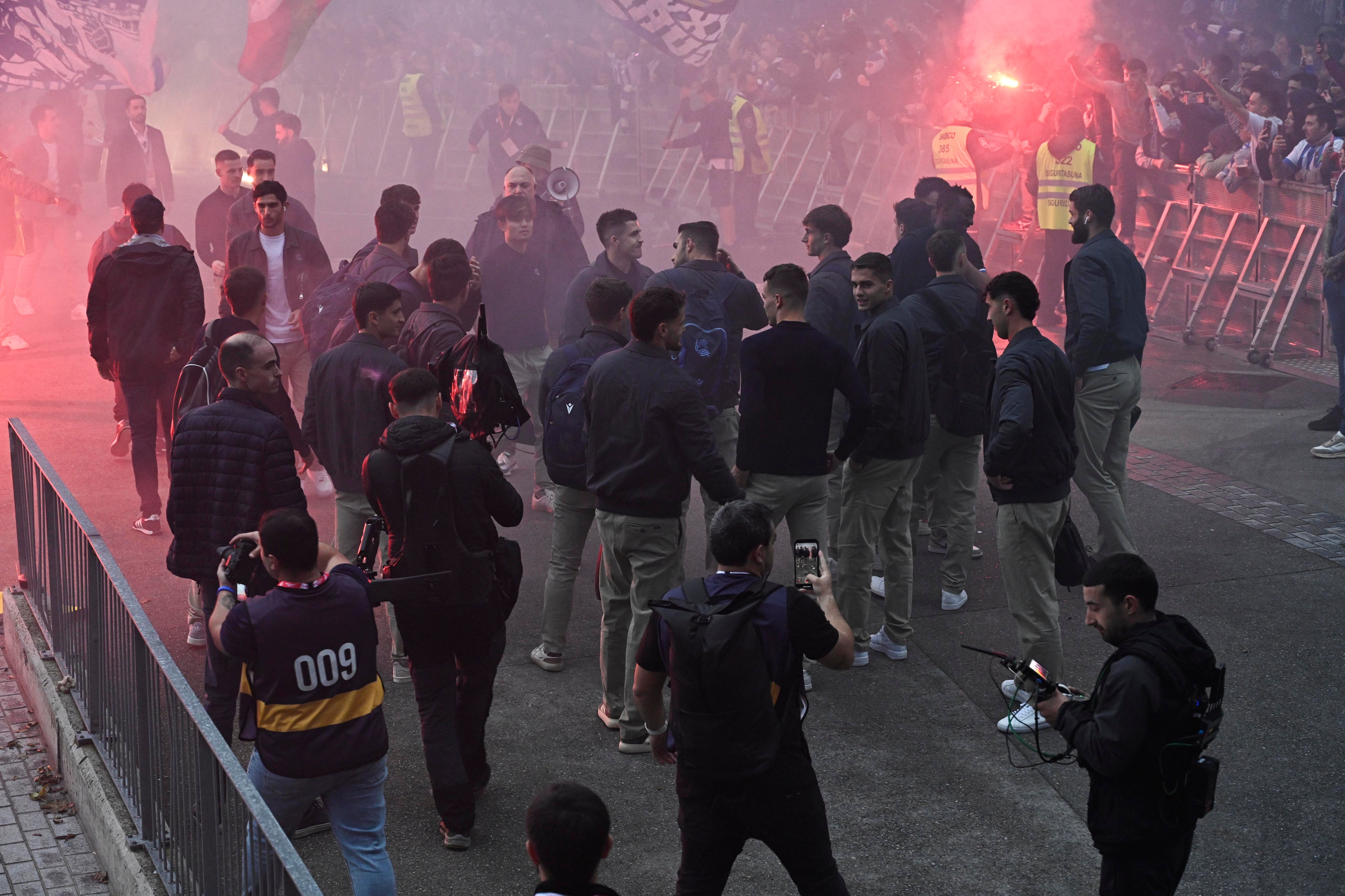 Colorido txuri-urdin en el recibimiento a los jugadores de la Real Sociedad