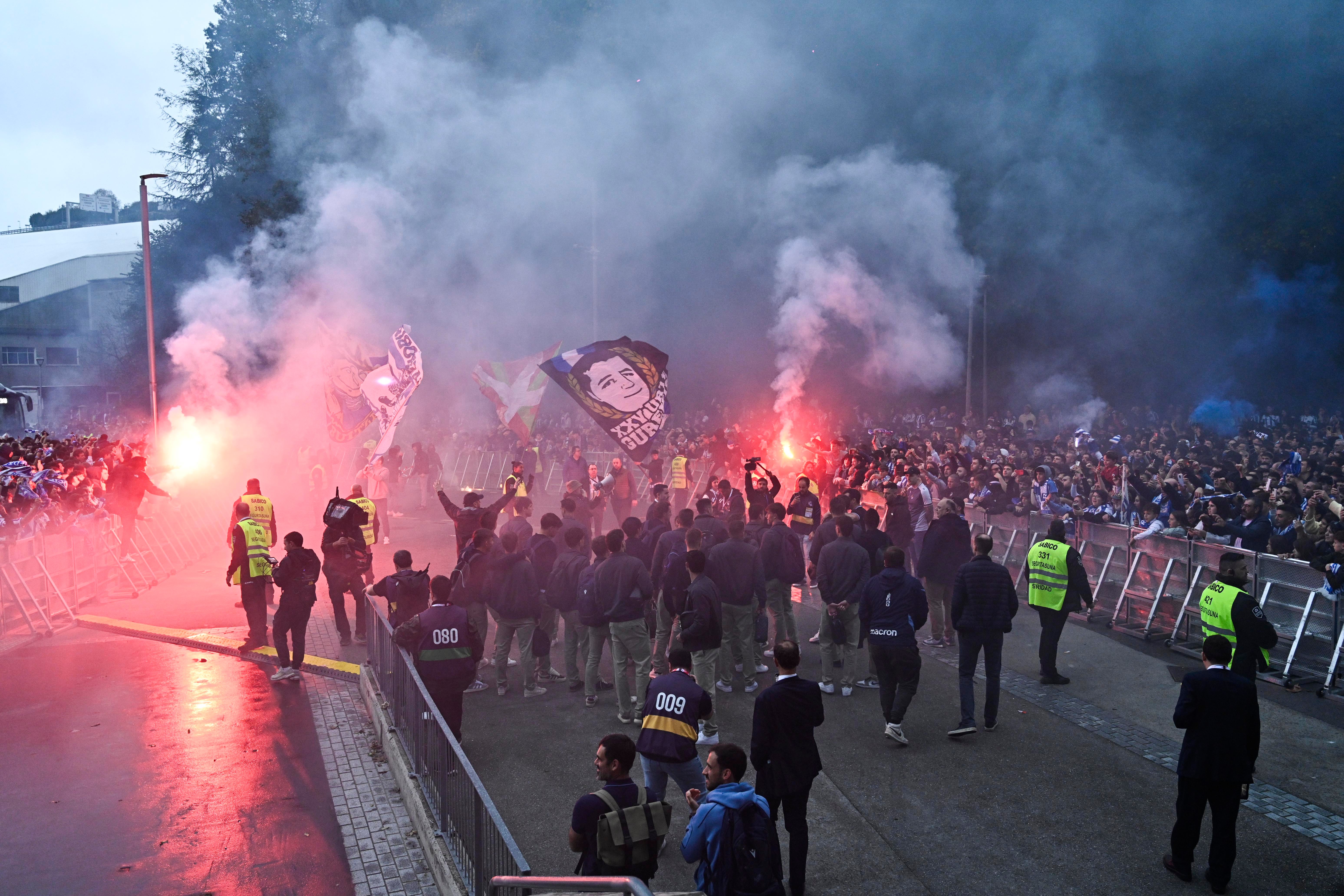 Colorido txuri-urdin en el recibimiento a los jugadores de la Real Sociedad