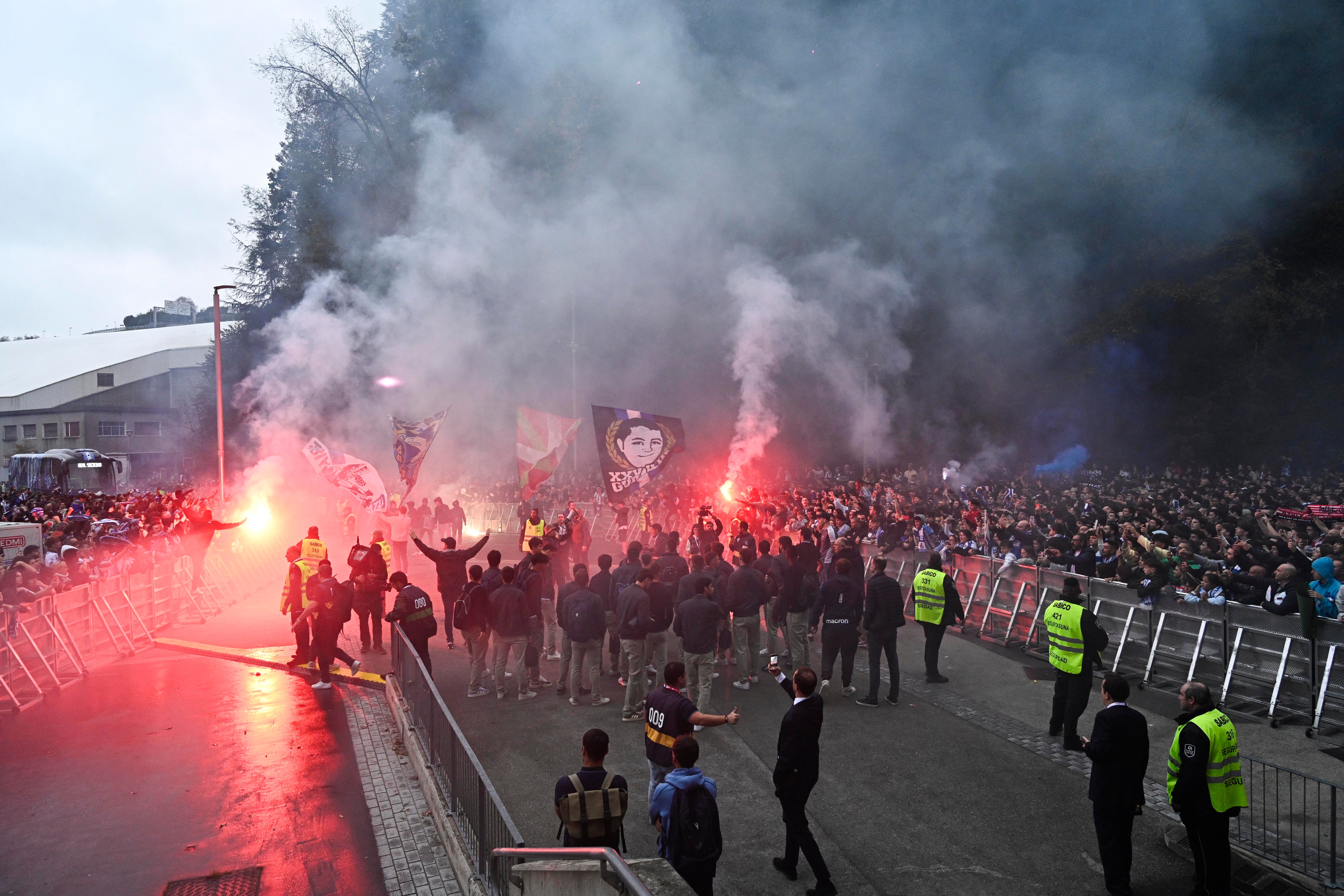 Colorido txuri-urdin en el recibimiento a los jugadores de la Real Sociedad