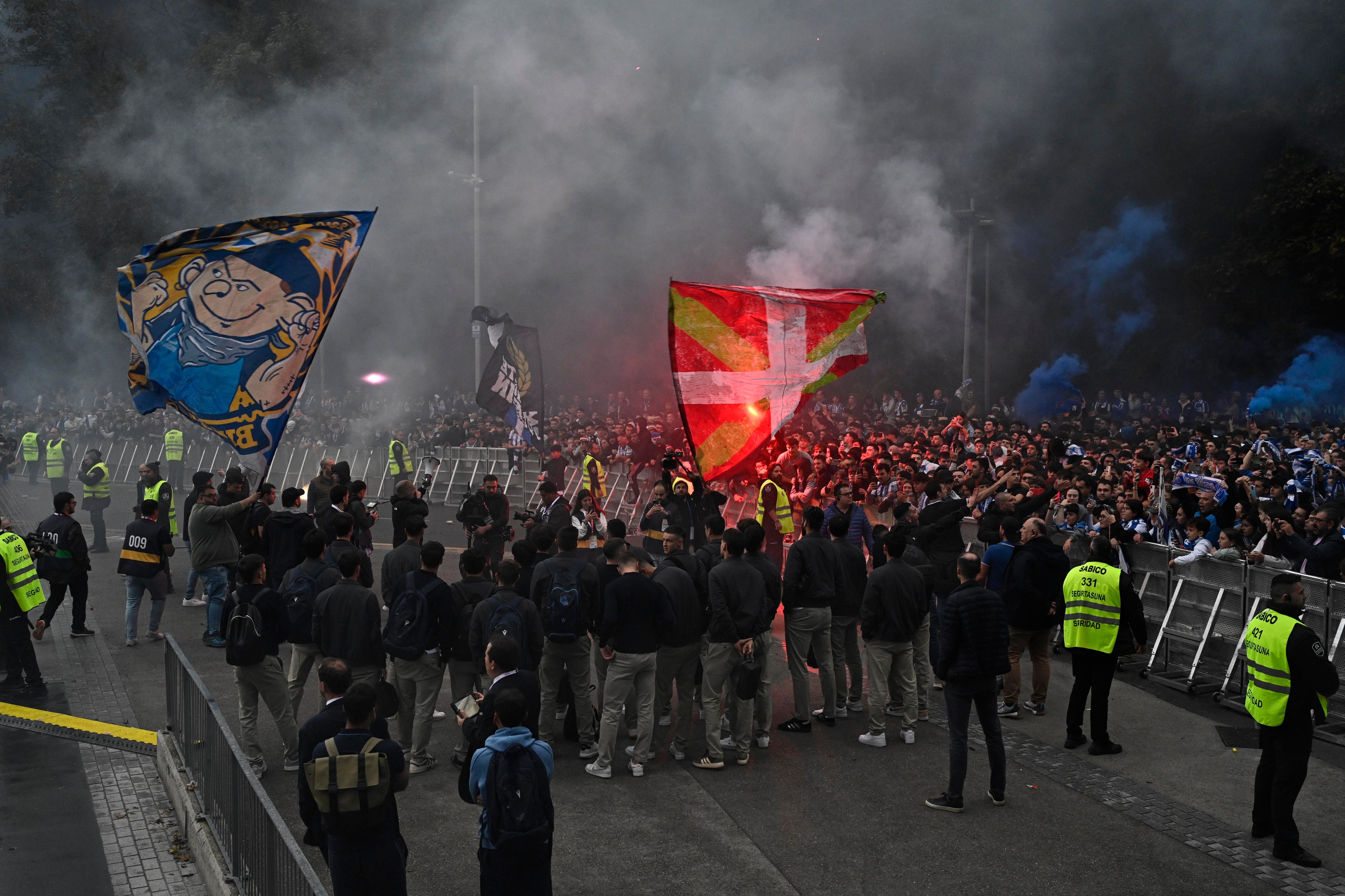 Colorido txuri-urdin en el recibimiento a los jugadores de la Real Sociedad