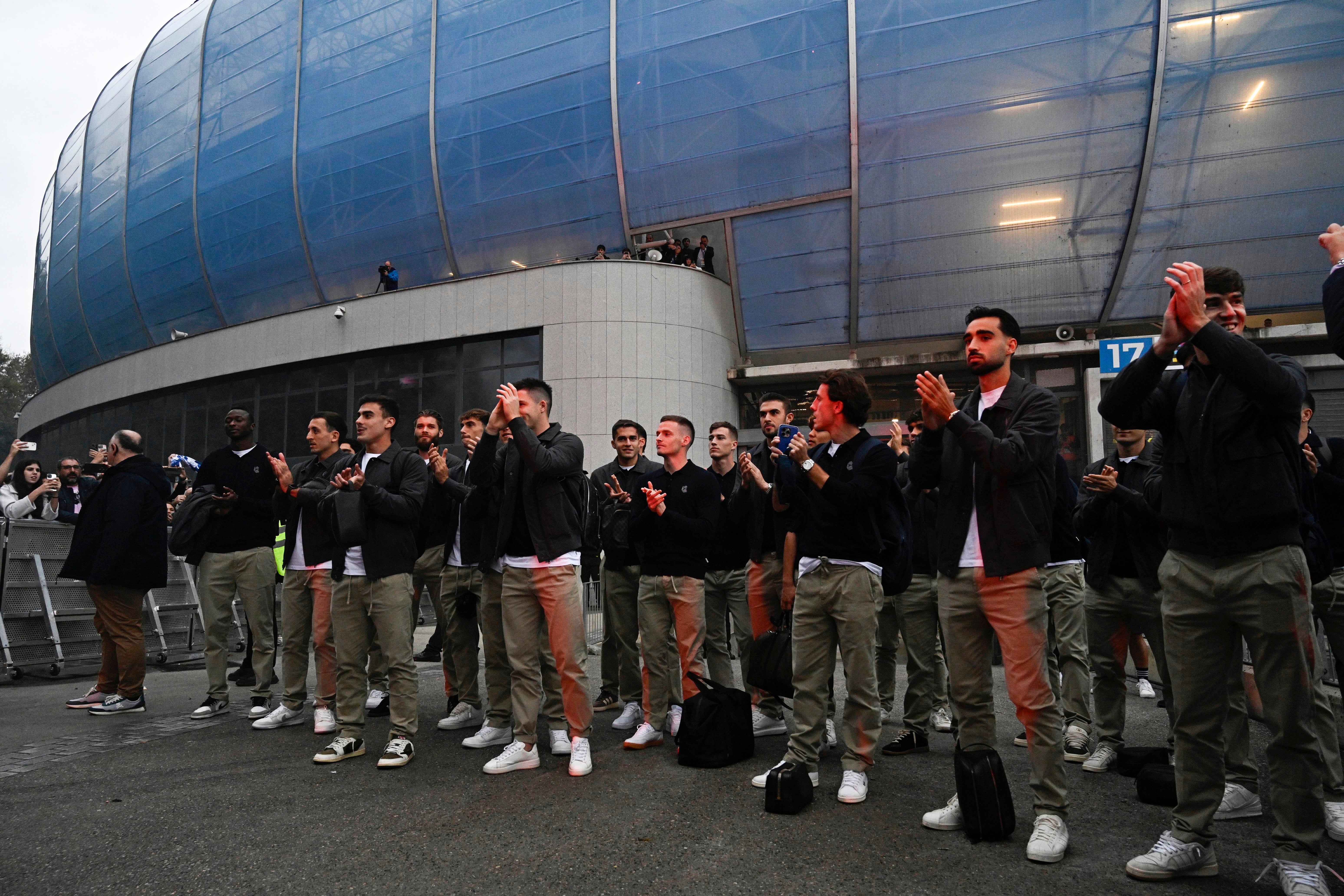 Colorido txuri-urdin en el recibimiento a los jugadores de la Real Sociedad