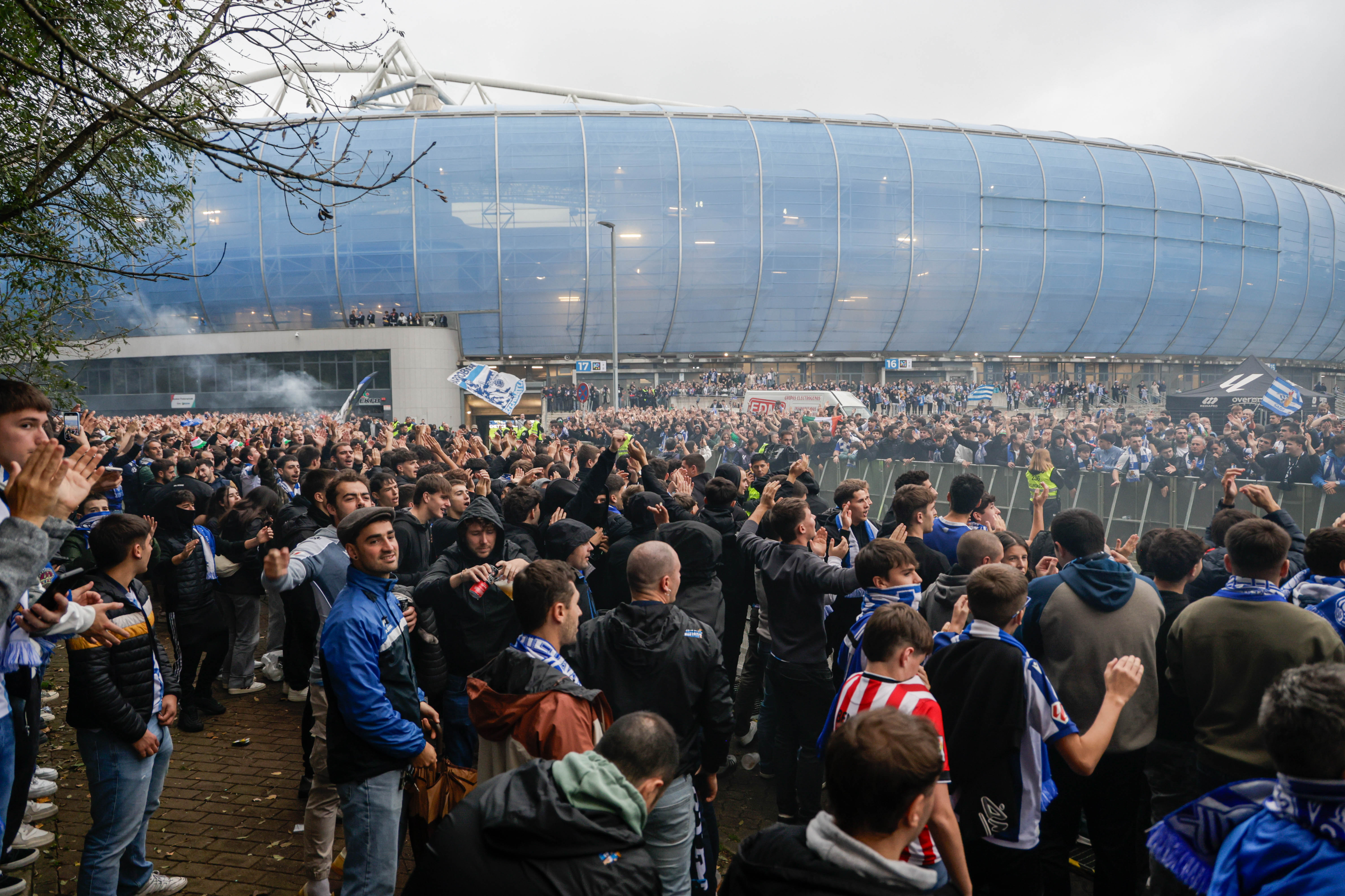 Colorido txuri-urdin en el recibimiento a los jugadores de la Real Sociedad