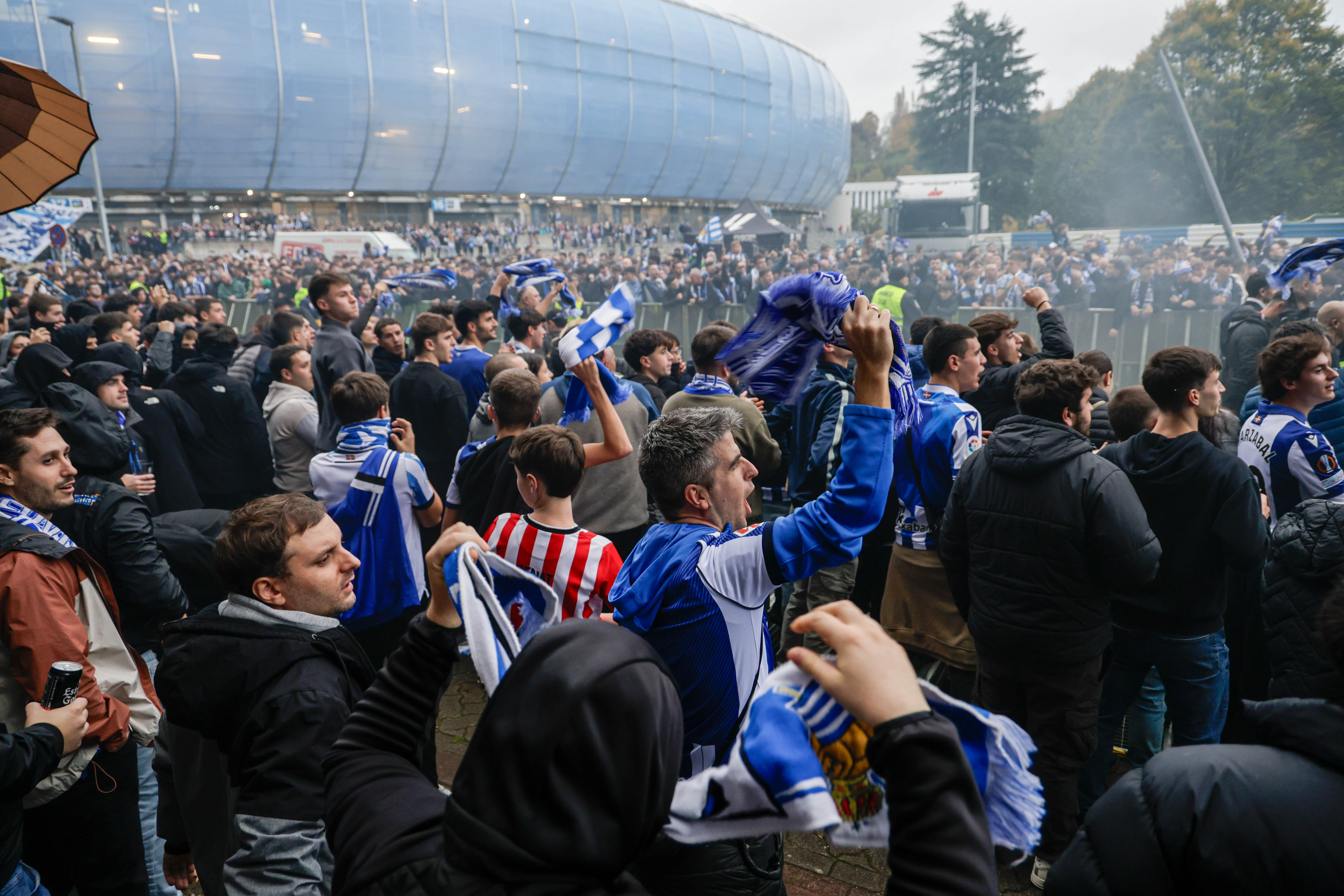 Colorido txuri-urdin en el recibimiento a los jugadores de la Real Sociedad