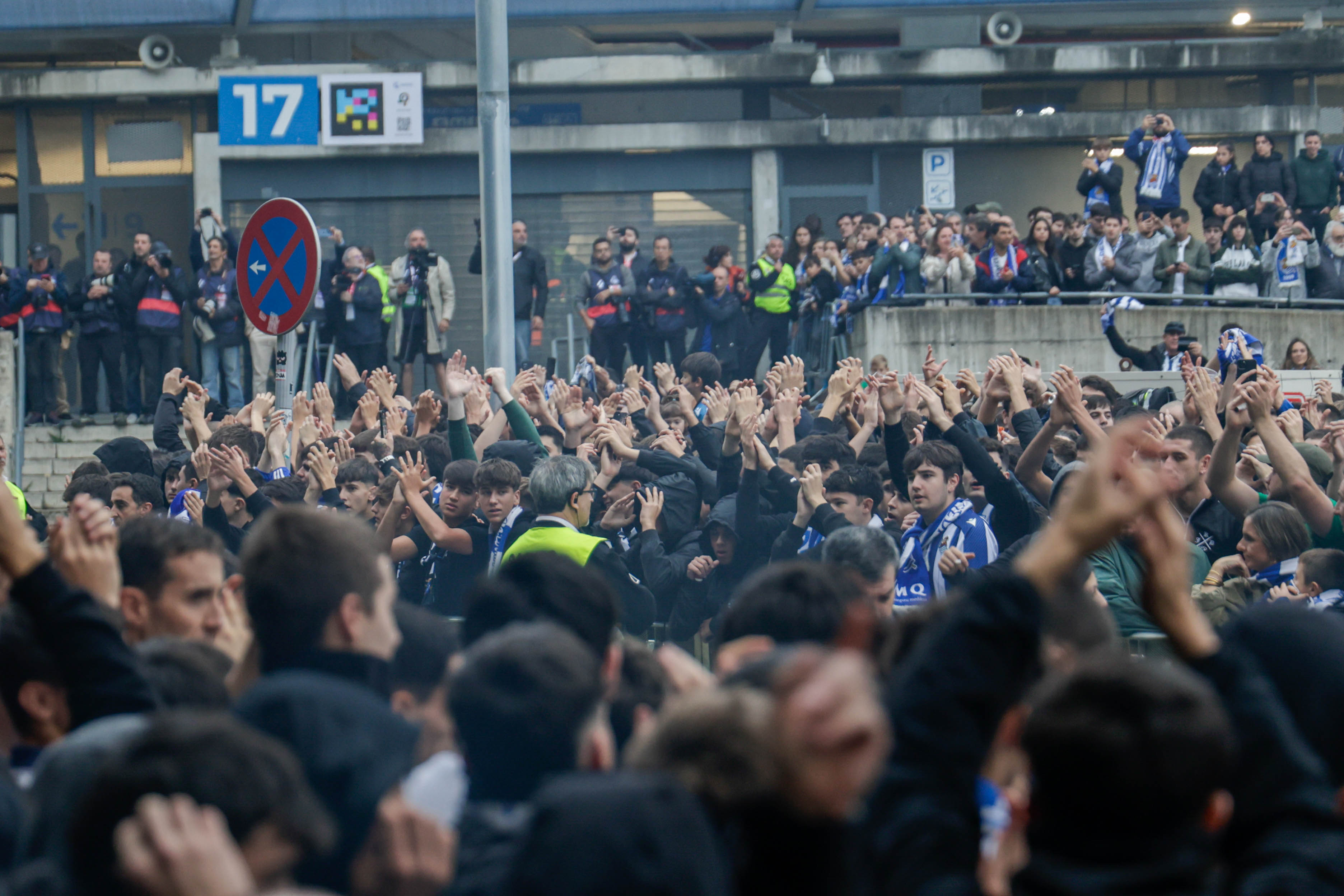 Colorido txuri-urdin en el recibimiento a los jugadores de la Real Sociedad