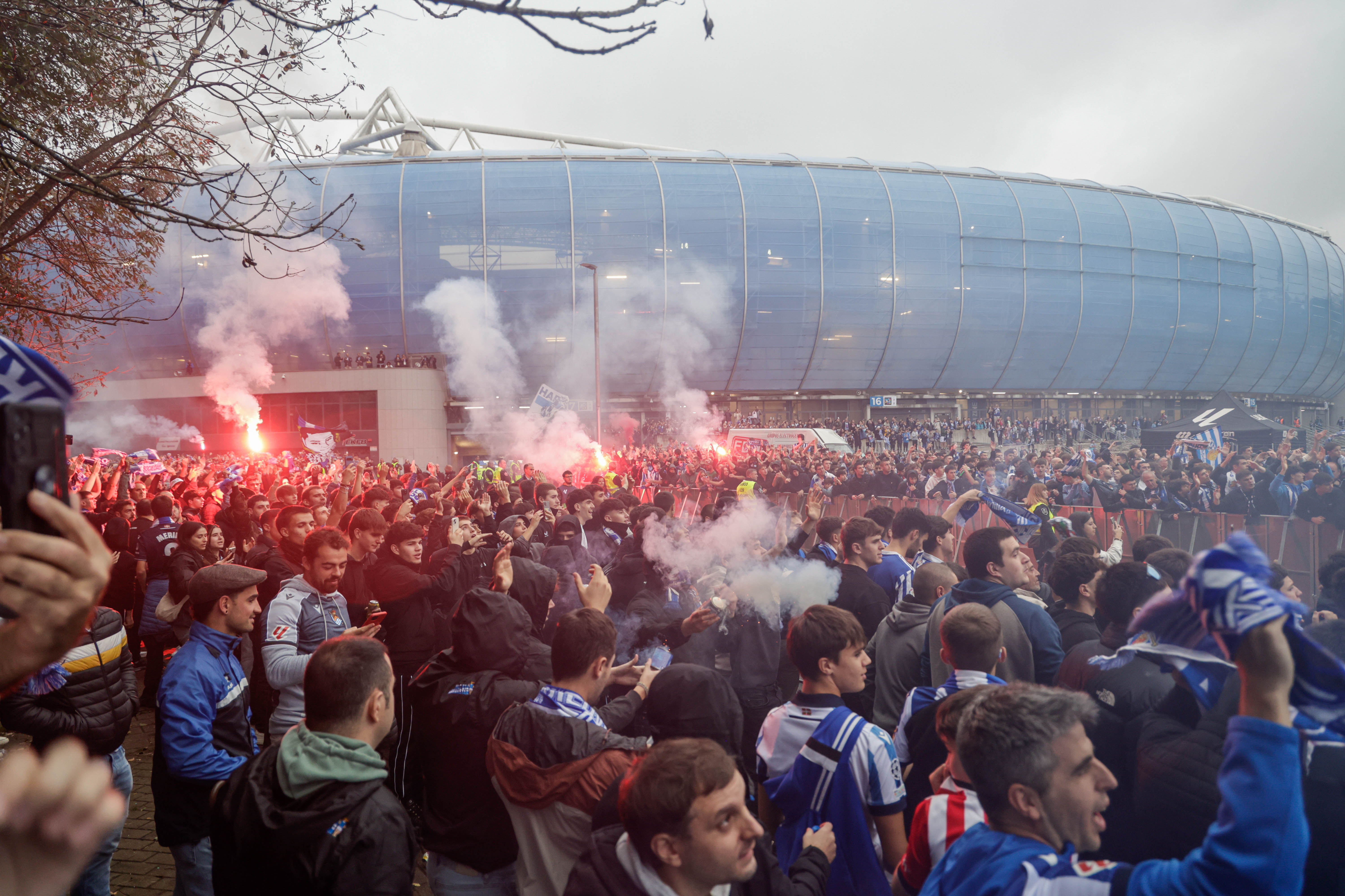 Colorido txuri-urdin en el recibimiento a los jugadores de la Real Sociedad
