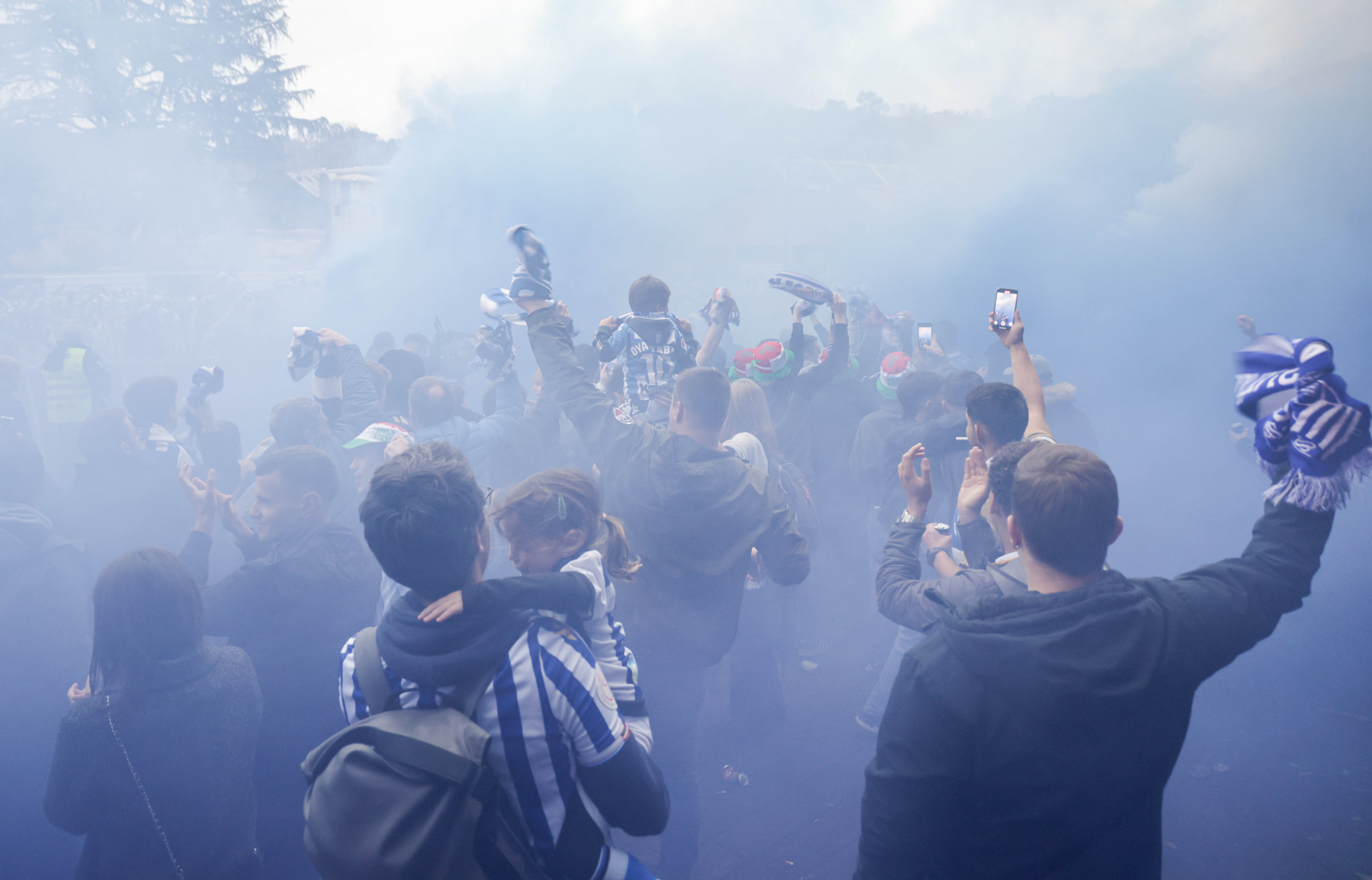 Colorido txuri-urdin en el recibimiento a los jugadores de la Real Sociedad