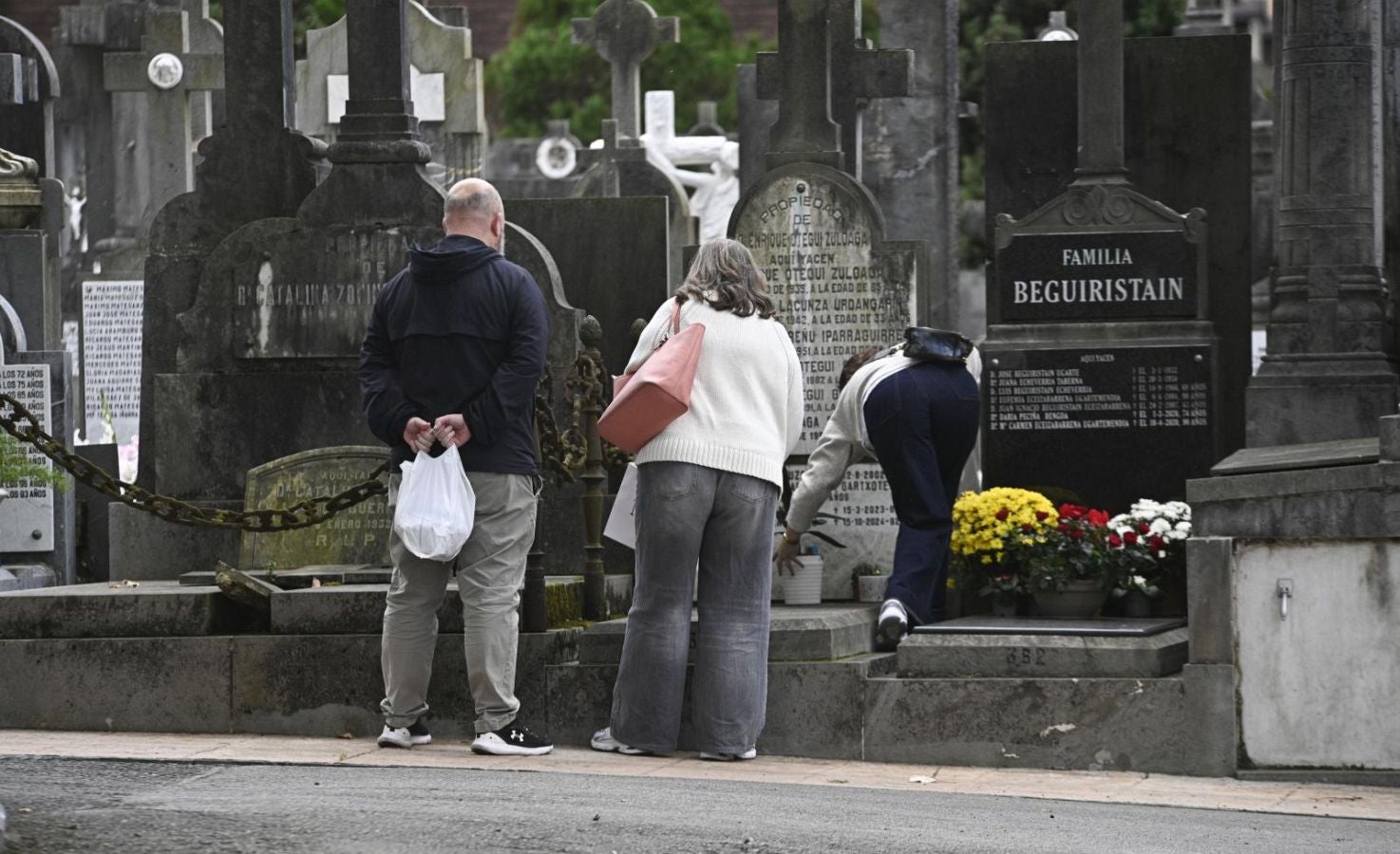 Los guipuzcoanos se acercan a los cementerios