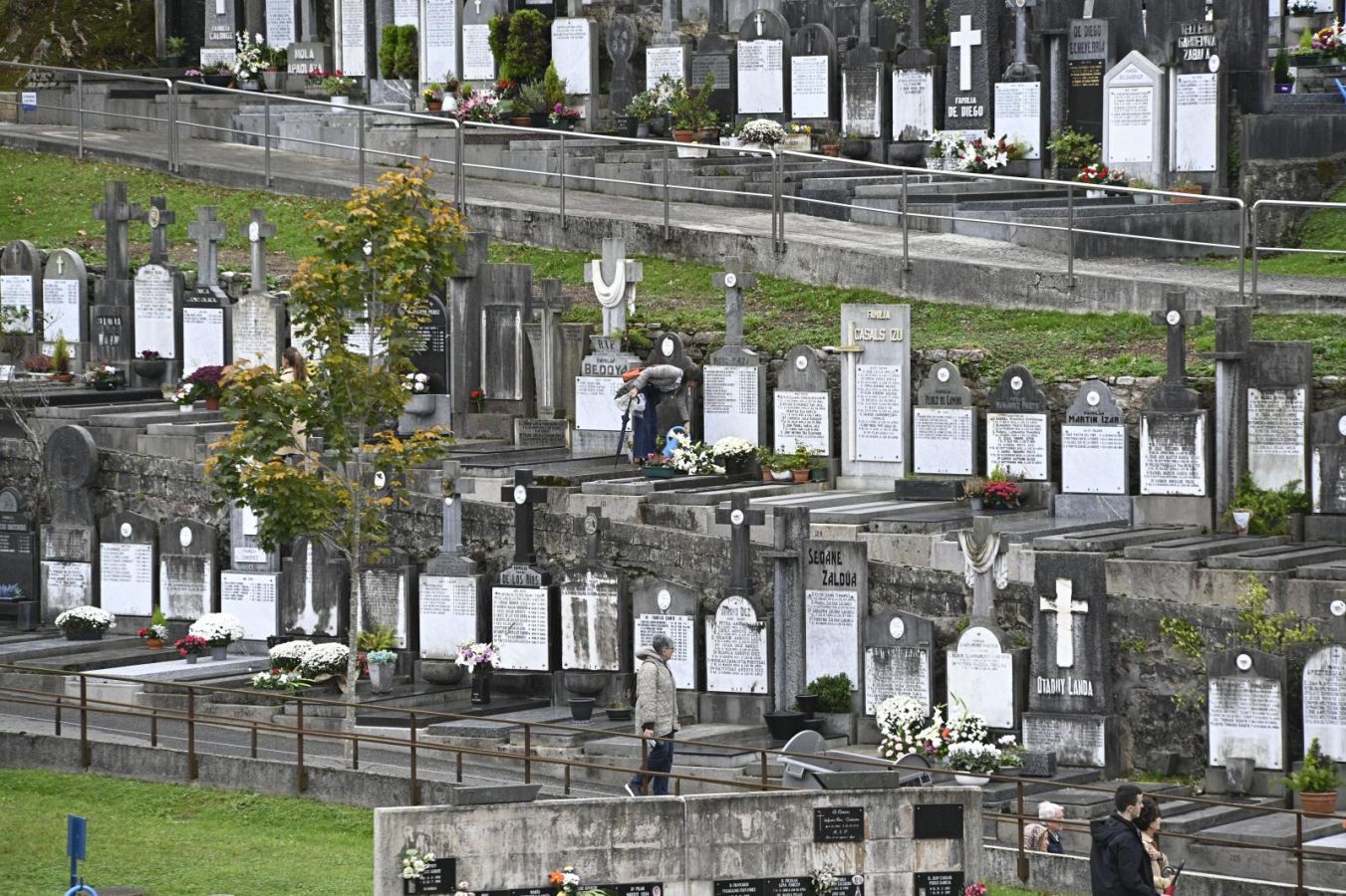 Los guipuzcoanos se acercan a los cementerios