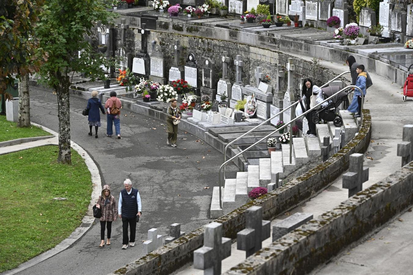 Los guipuzcoanos se acercan a los cementerios