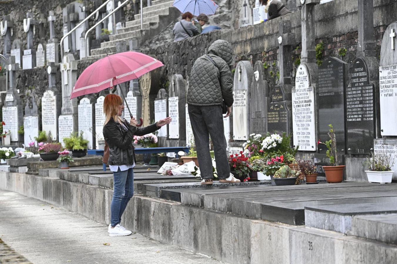 Los guipuzcoanos se acercan a los cementerios