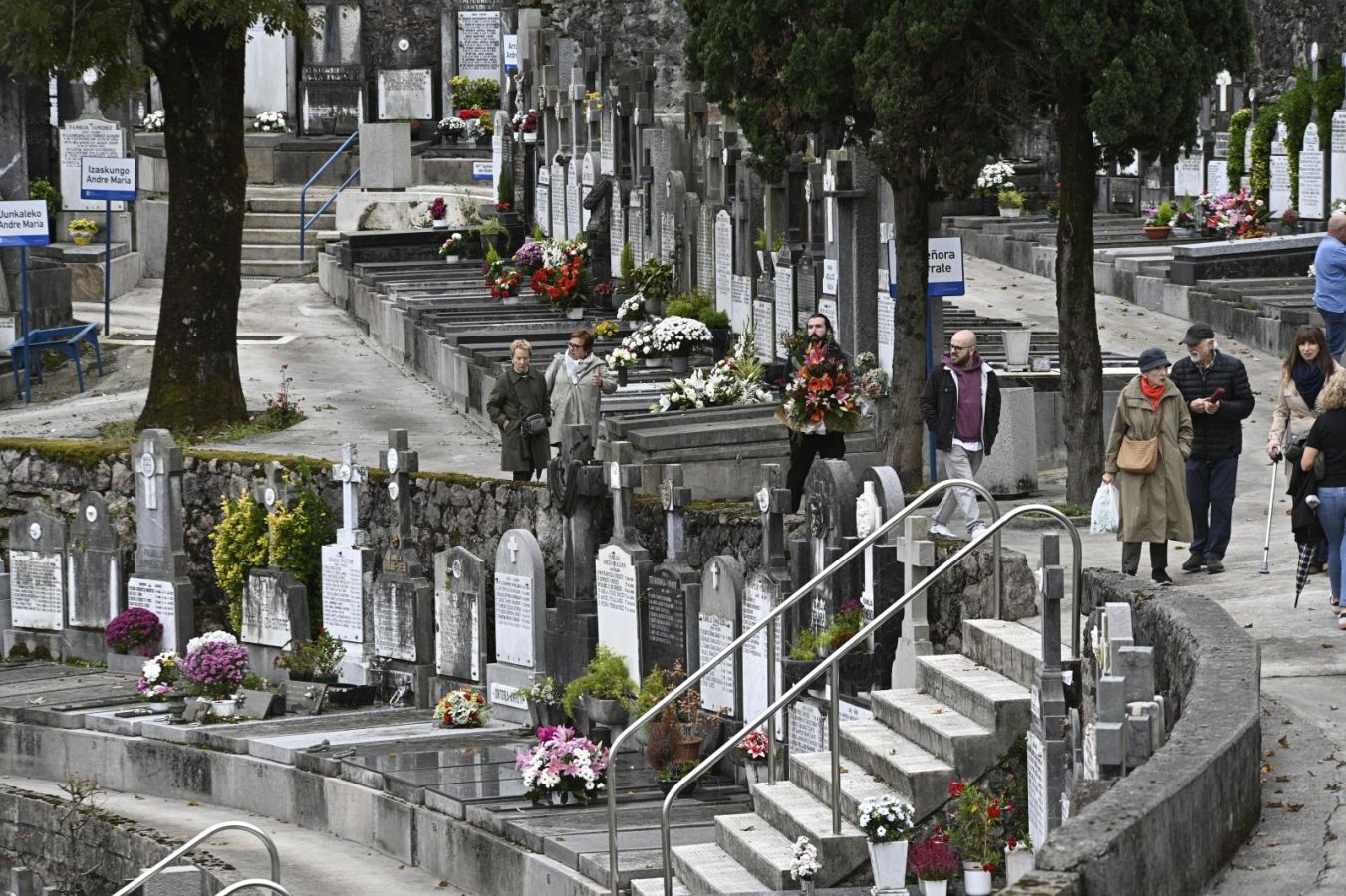 Los guipuzcoanos se acercan a los cementerios