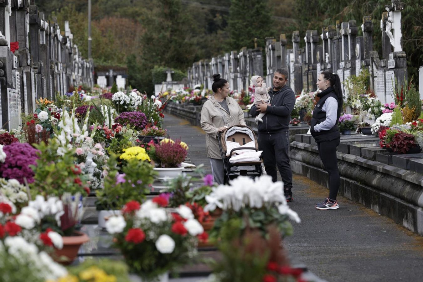 Los guipuzcoanos se acercan a los cementerios