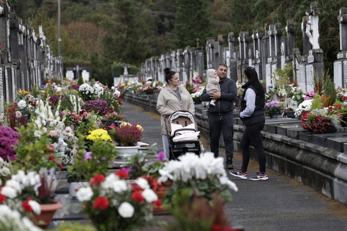 Los guipuzcoanos se acercan a los cementerios