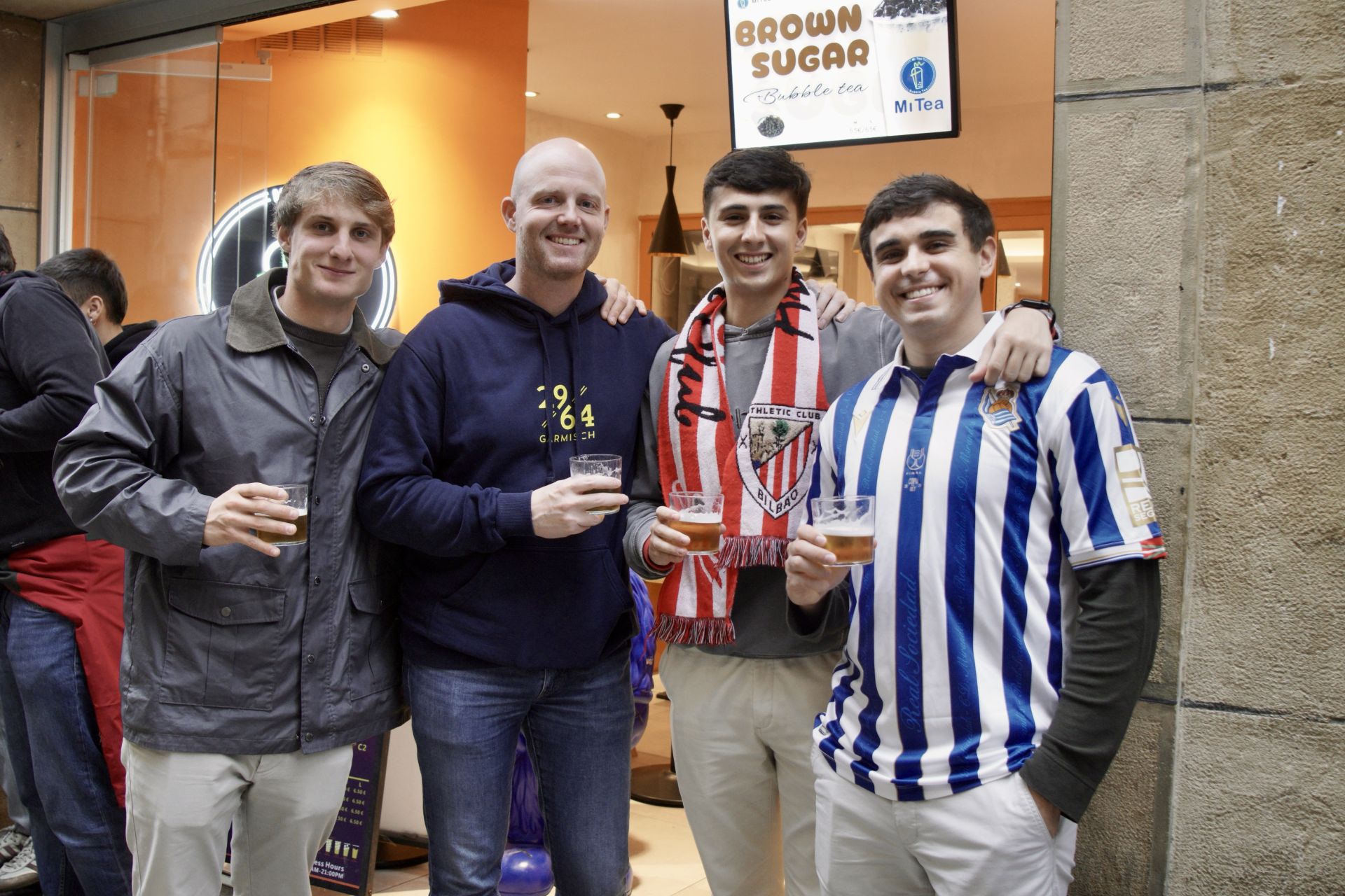 Gran ambiente previo al derbi en Donostia