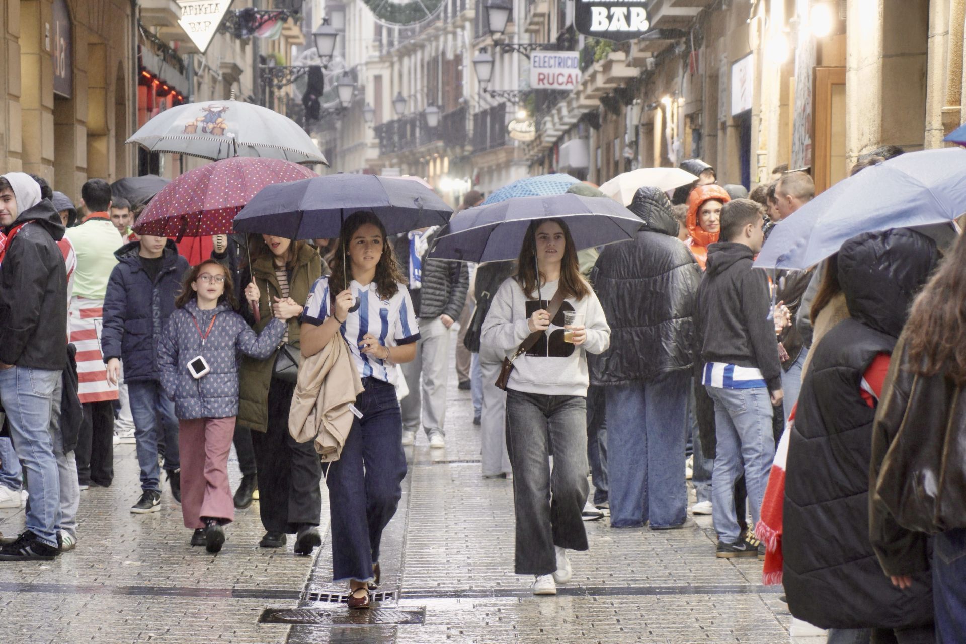 Gran ambiente previo al derbi en Donostia